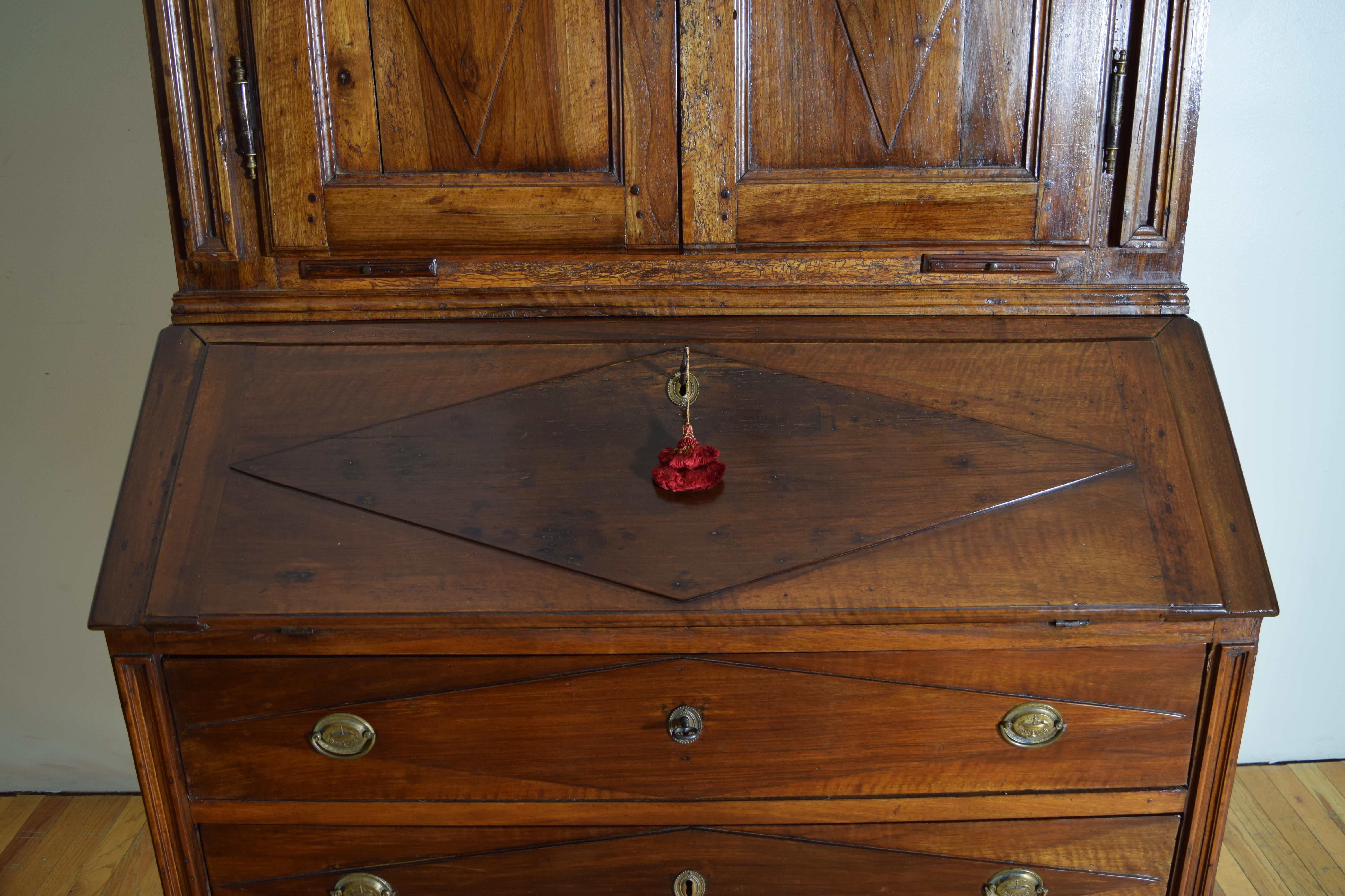 Italienischer Sekretär-Schrank aus Nussbaumholz, Piemontese Directoire-Periode, Doppiocorpo, 18. Jahrhundert im Angebot 4