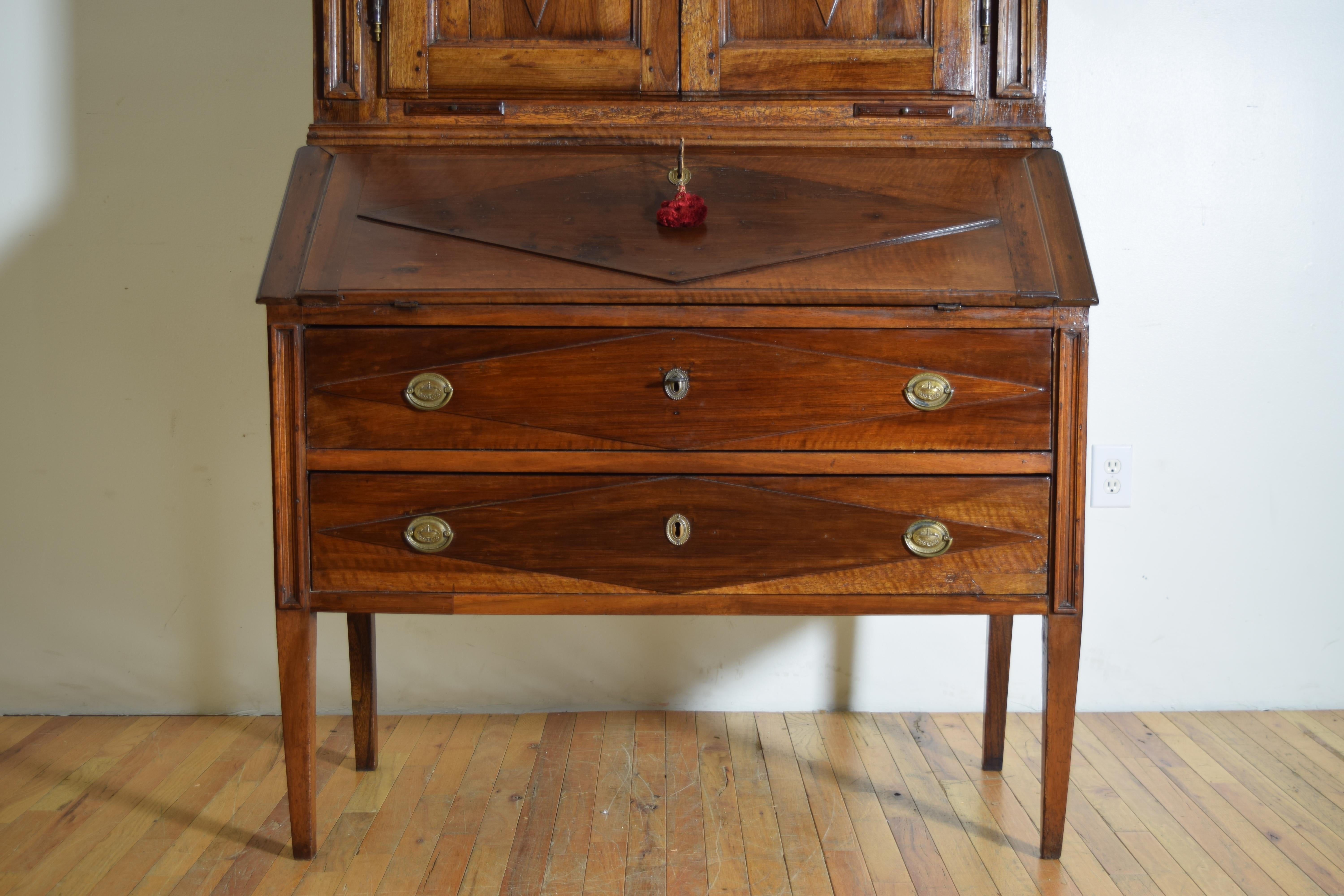 Italienischer Sekretär-Schrank aus Nussbaumholz, Piemontese Directoire-Periode, Doppiocorpo, 18. Jahrhundert im Angebot 5