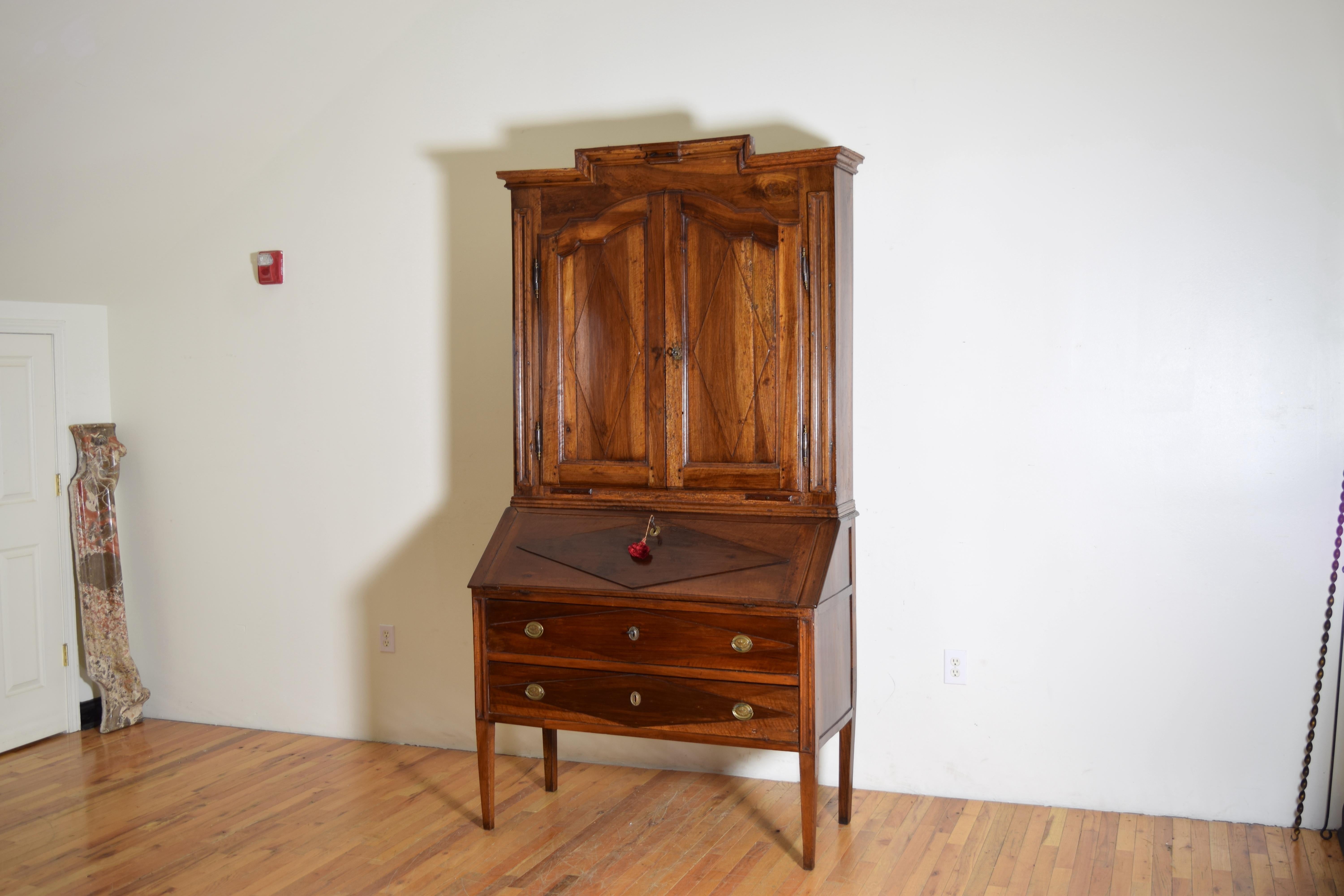 Italienischer Sekretär-Schrank aus Nussbaumholz, Piemontese Directoire-Periode, Doppiocorpo, 18. Jahrhundert (Louis XVI.) im Angebot
