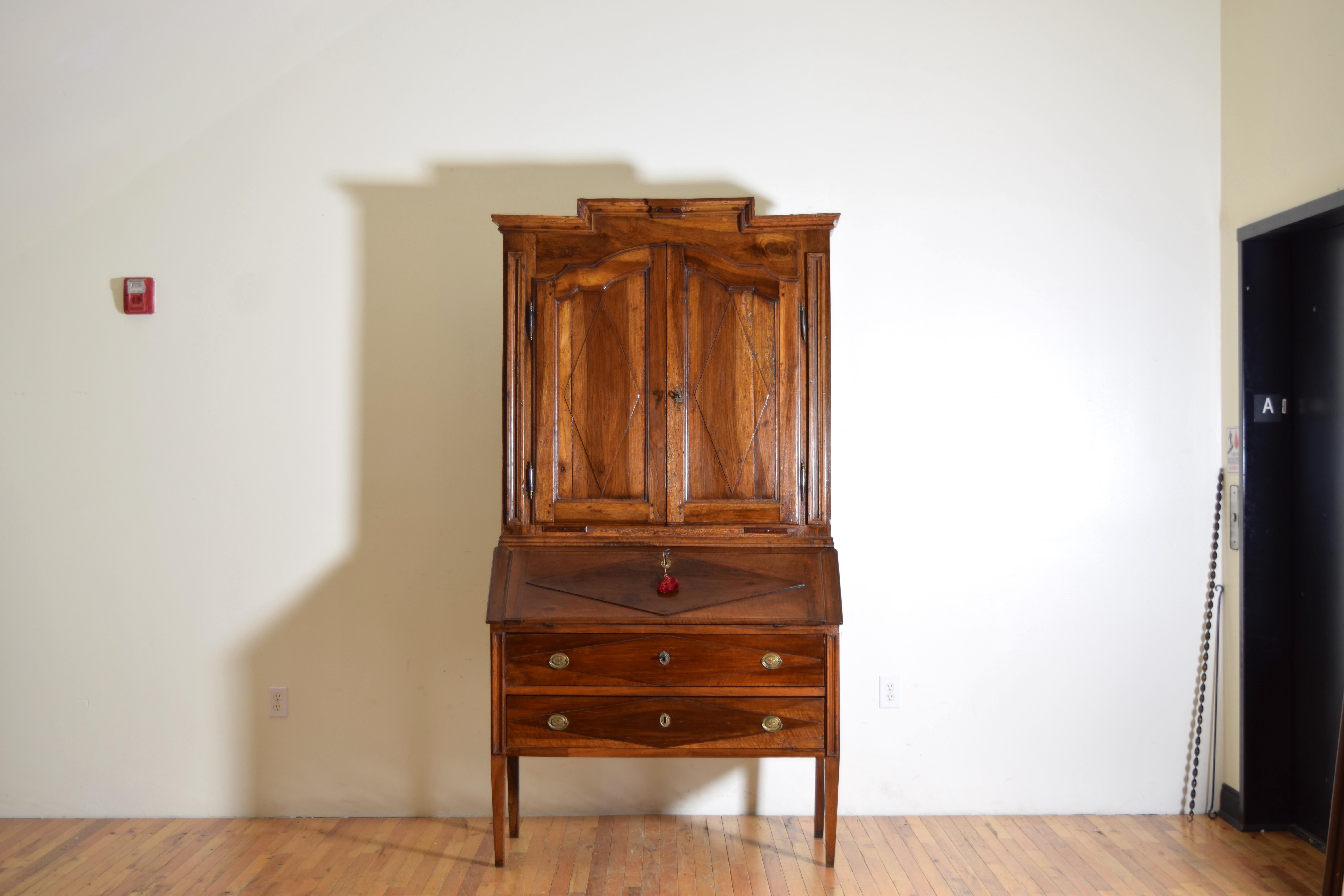 Italienischer Sekretär-Schrank aus Nussbaumholz, Piemontese Directoire-Periode, Doppiocorpo, 18. Jahrhundert im Zustand „Gut“ im Angebot in Atlanta, GA