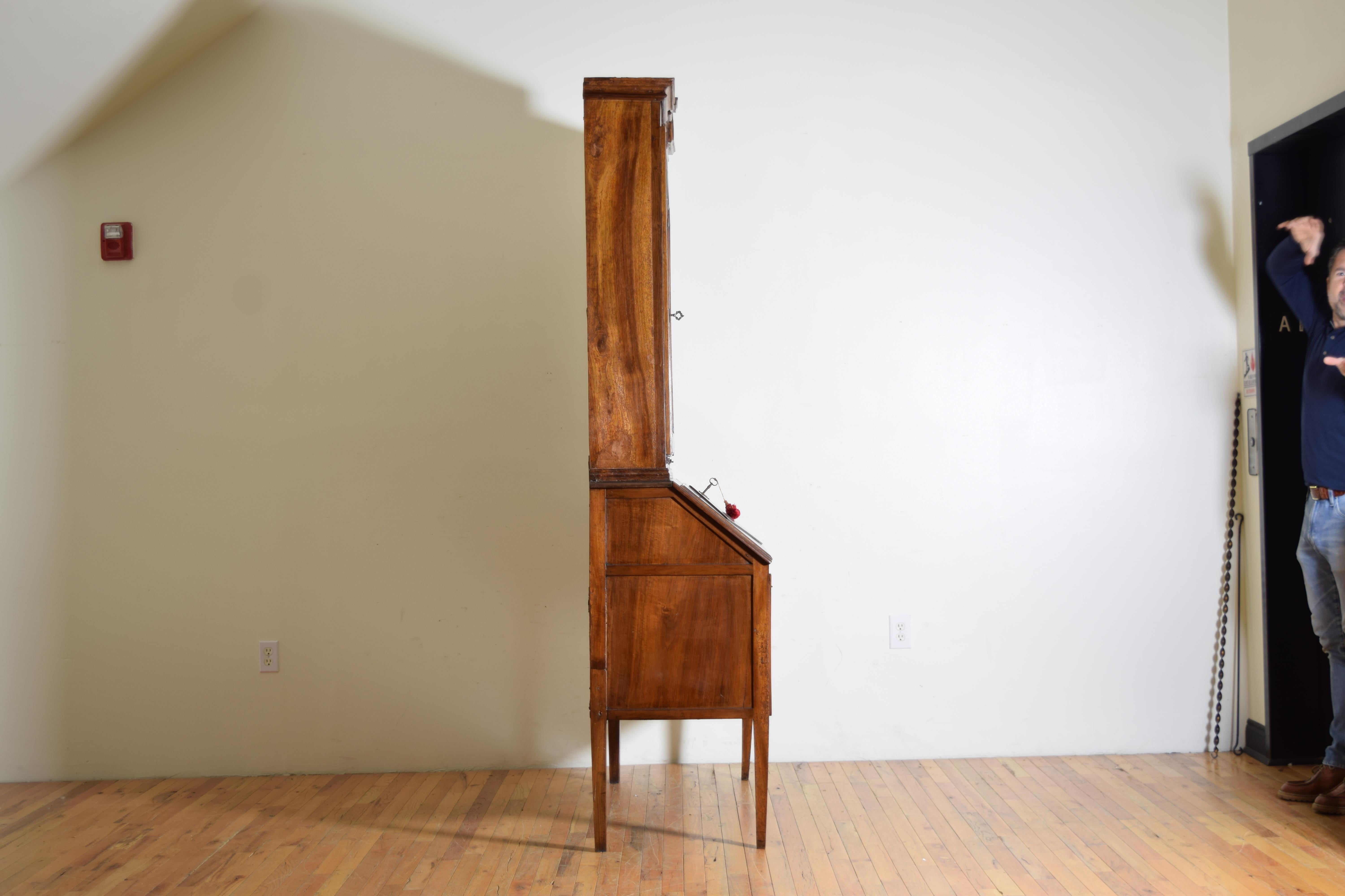 Italienischer Sekretär-Schrank aus Nussbaumholz, Piemontese Directoire-Periode, Doppiocorpo, 18. Jahrhundert (Spätes 18. Jahrhundert) im Angebot