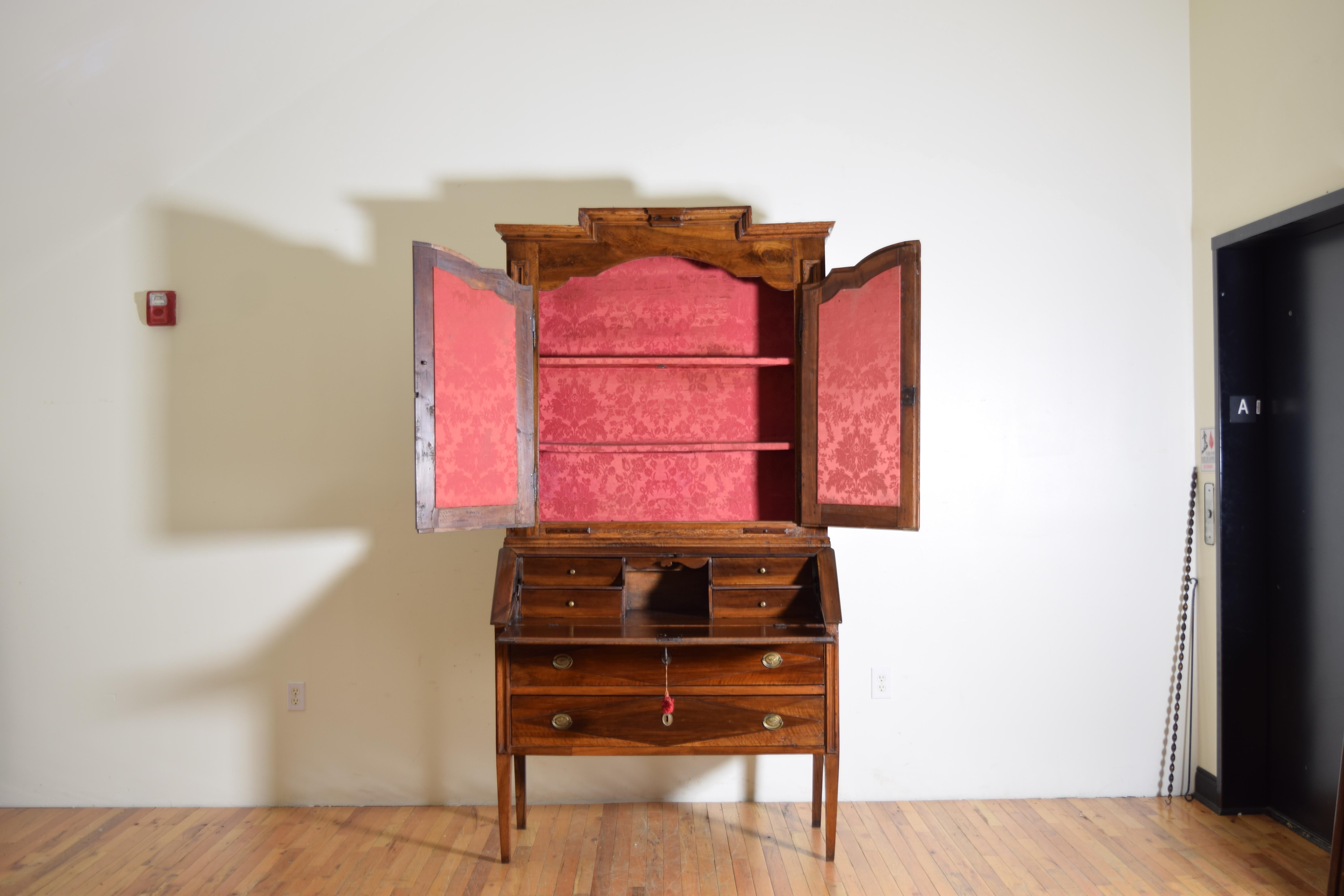 Italienischer Sekretär-Schrank aus Nussbaumholz, Piemontese Directoire-Periode, Doppiocorpo, 18. Jahrhundert (Walnuss) im Angebot