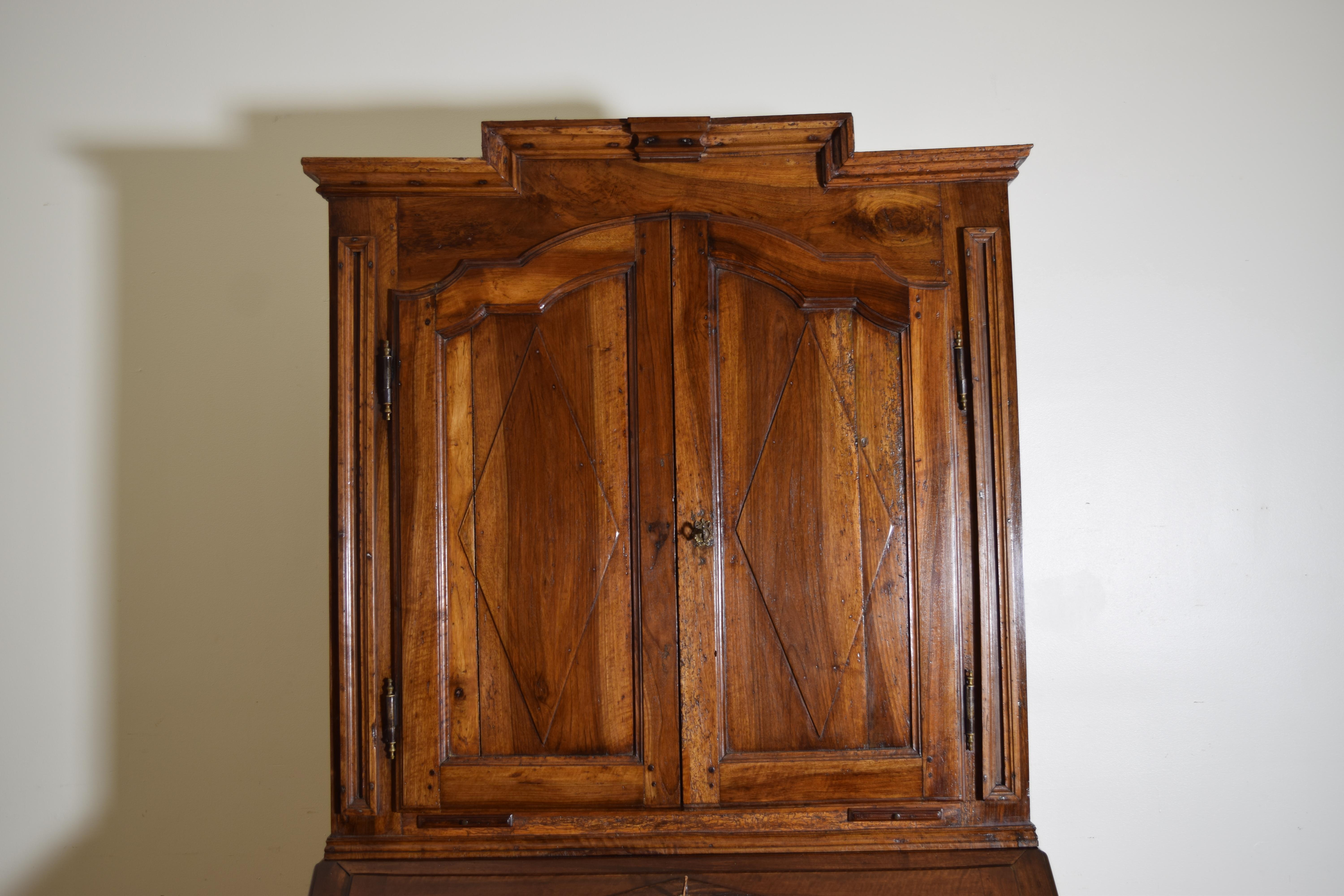Italienischer Sekretär-Schrank aus Nussbaumholz, Piemontese Directoire-Periode, Doppiocorpo, 18. Jahrhundert im Angebot 1