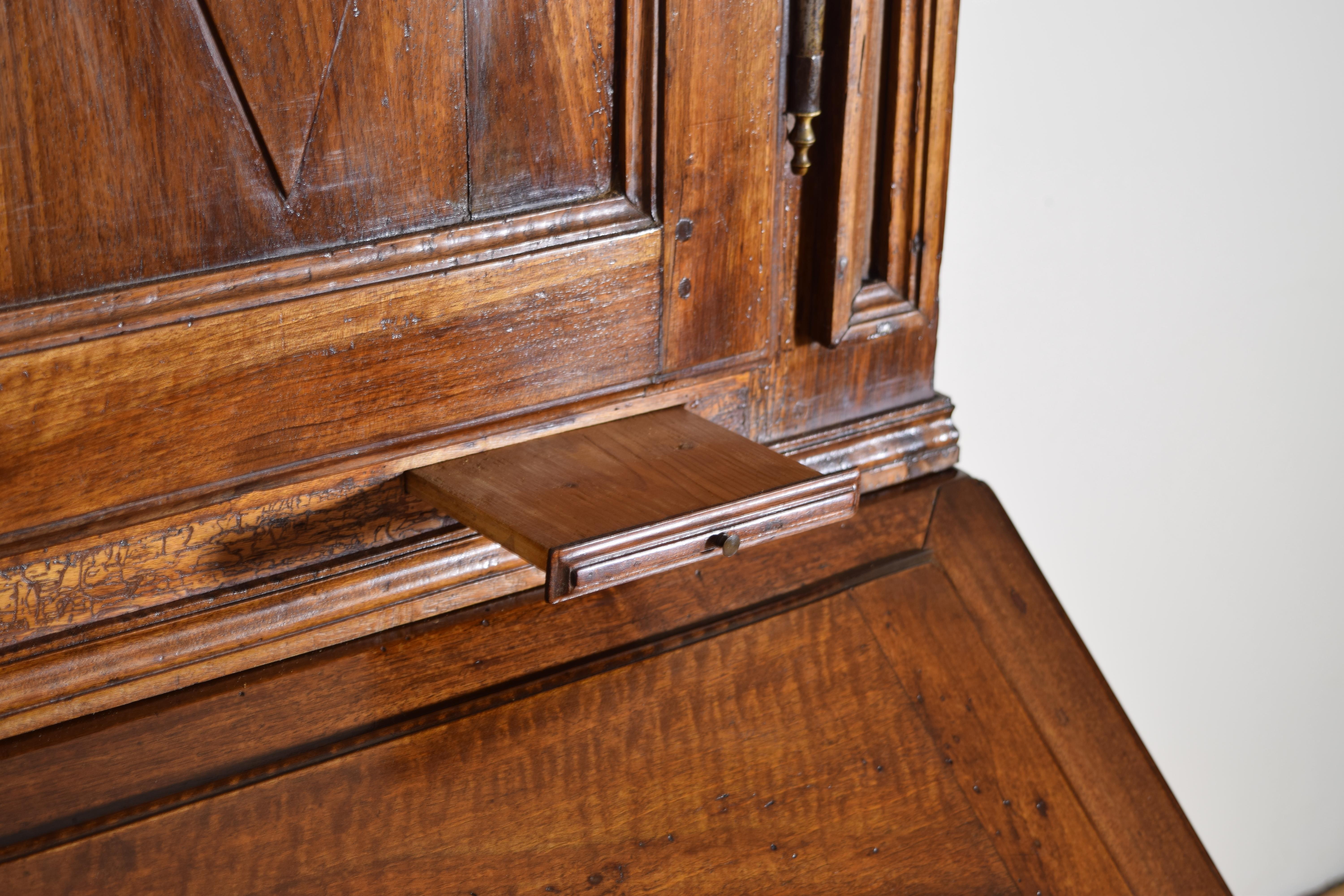 Italienischer Sekretär-Schrank aus Nussbaumholz, Piemontese Directoire-Periode, Doppiocorpo, 18. Jahrhundert im Angebot 3