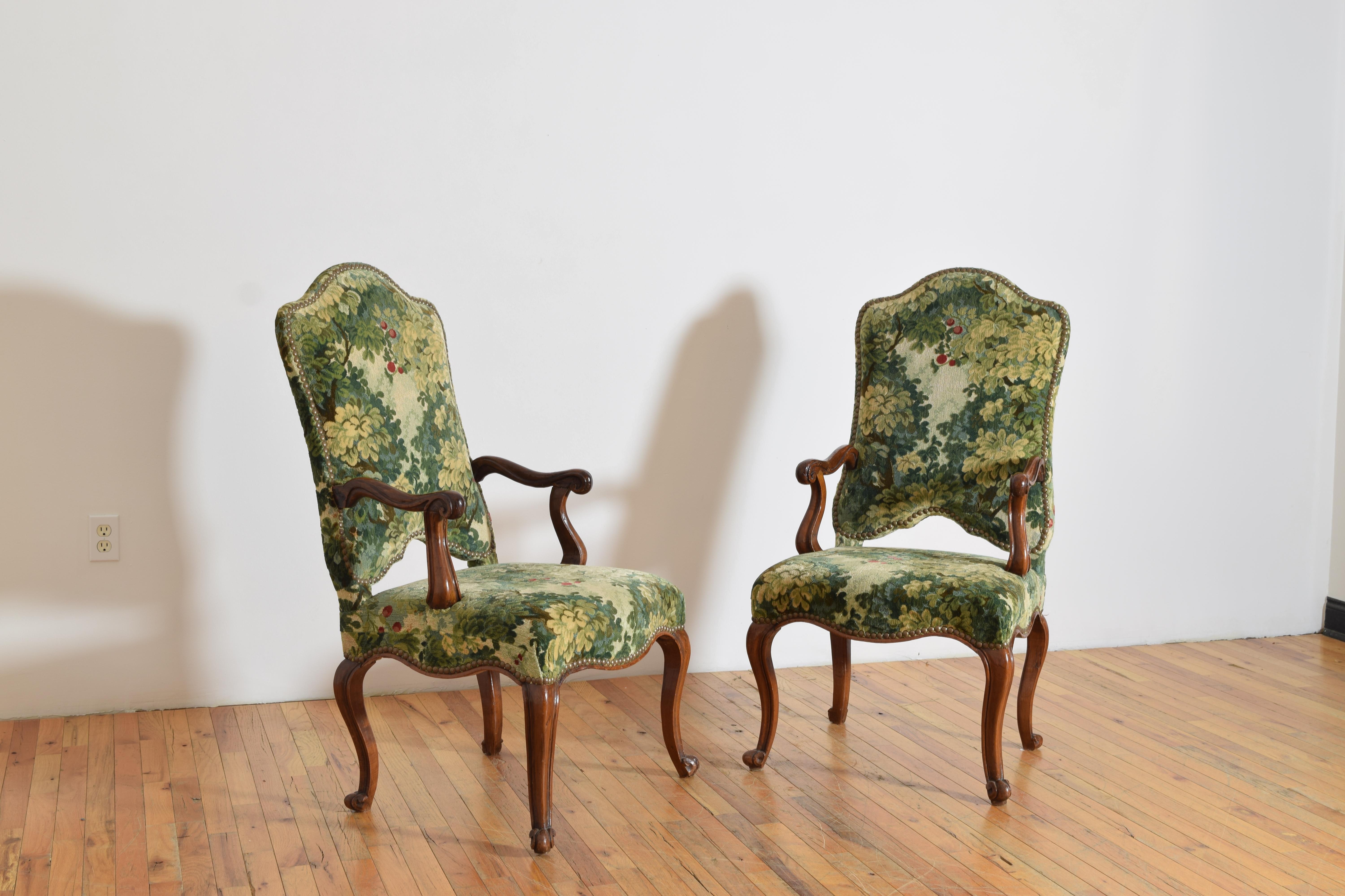 Rococo Paire de fauteuils en noyer et tapissés d'époque Louis XV, Piémontaise, italienne, 18e siècle en vente
