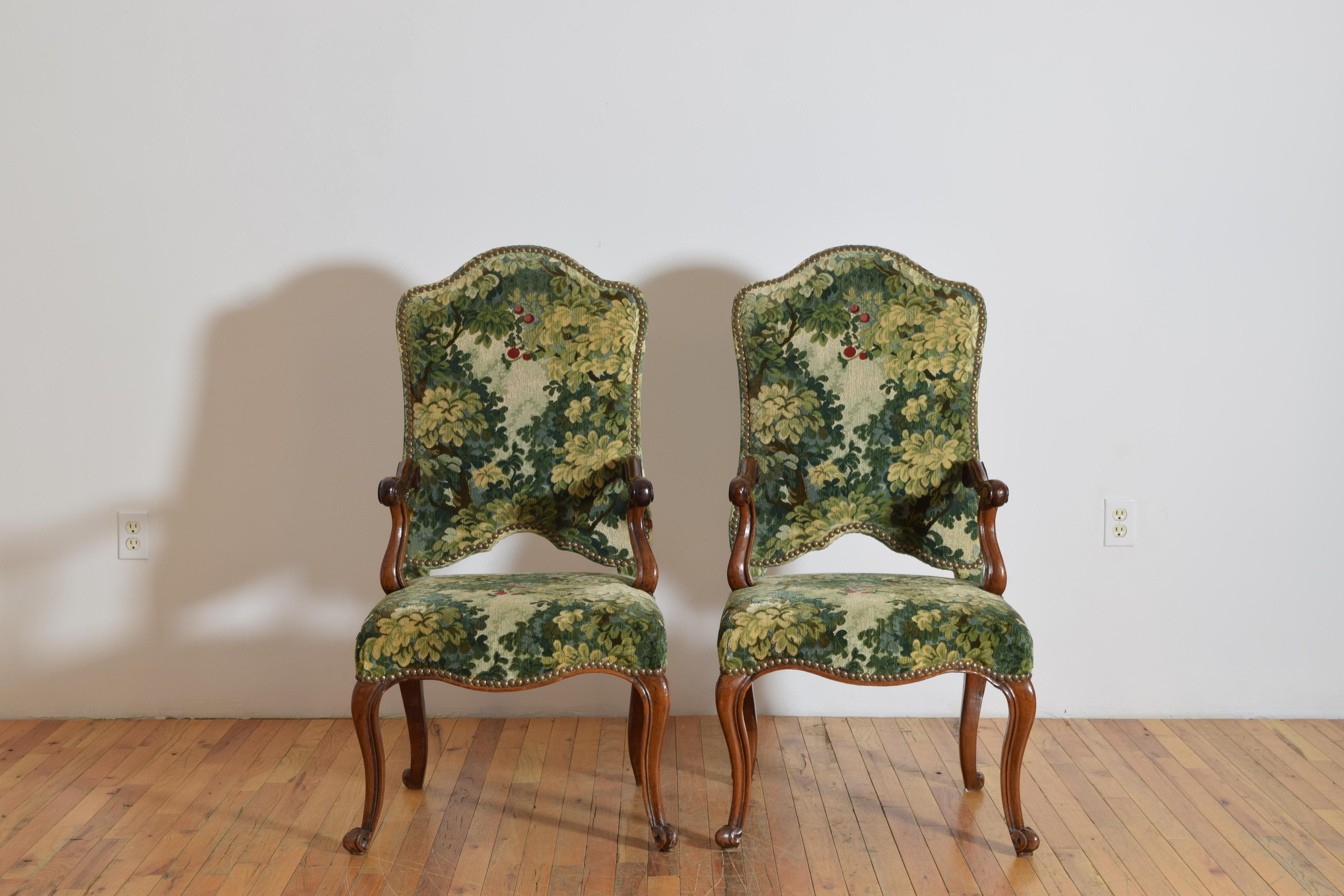 Paire de fauteuils en noyer et tapissés d'époque Louis XV, Piémontaise, italienne, 18e siècle Bon état - En vente à Atlanta, GA