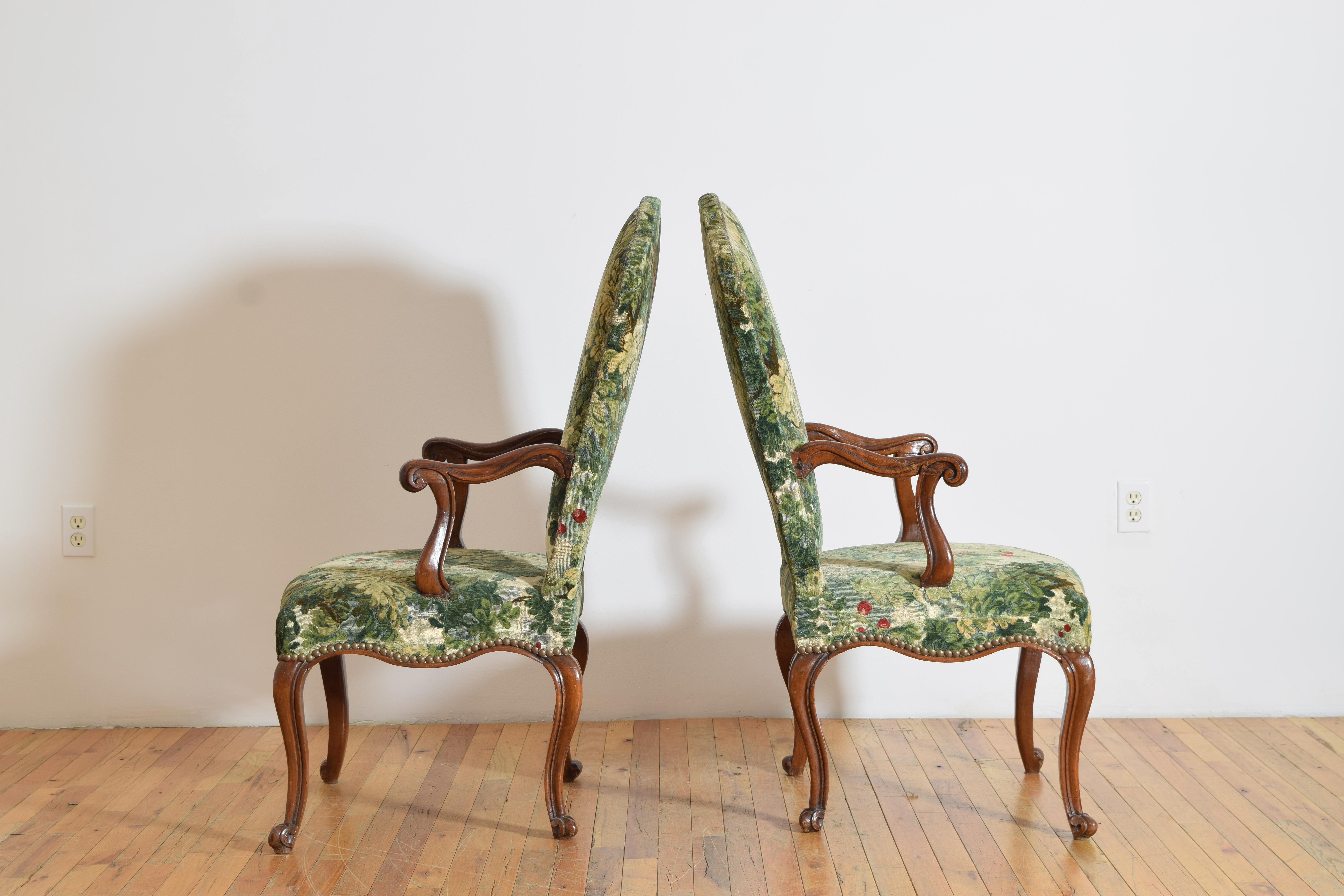 XVIIIe siècle Paire de fauteuils en noyer et tapissés d'époque Louis XV, Piémontaise, italienne, 18e siècle en vente