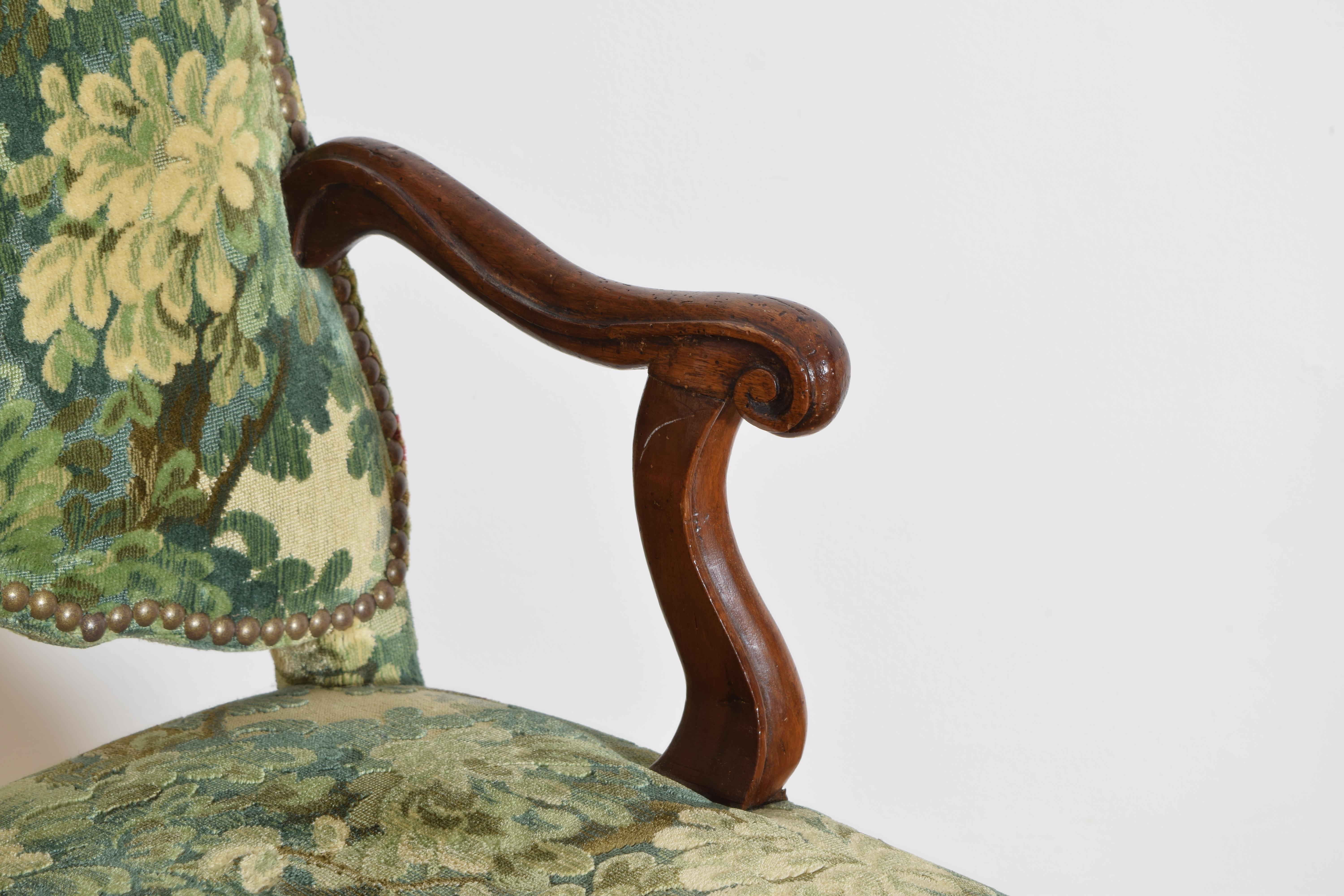 Paire de fauteuils en noyer et tapissés d'époque Louis XV, Piémontaise, italienne, 18e siècle en vente 2