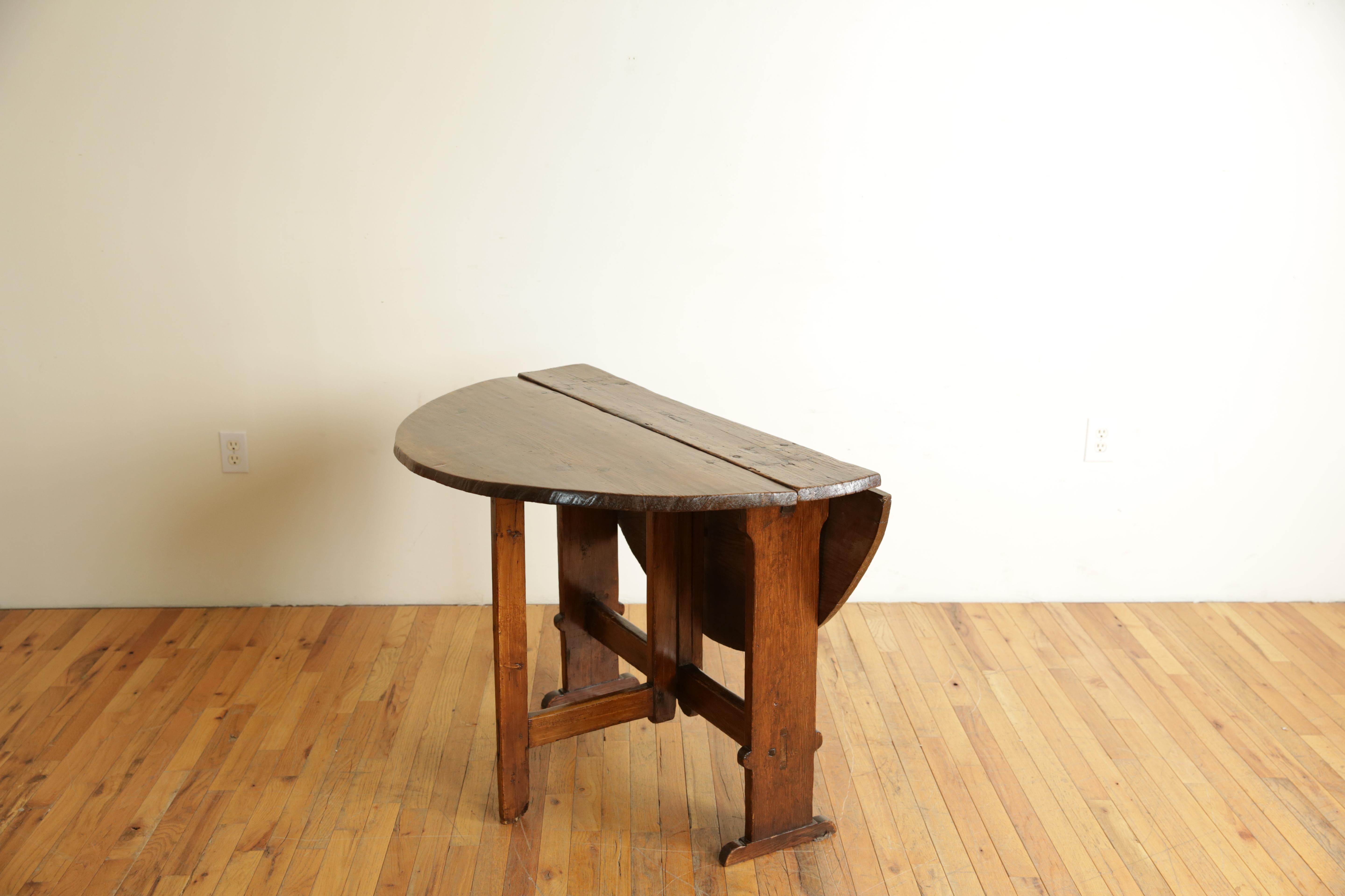 Italian, Tuscan, LXIV Period Castagno-Wood Folding Drop-Leaf Table, Early 18th C In Good Condition In Atlanta, GA