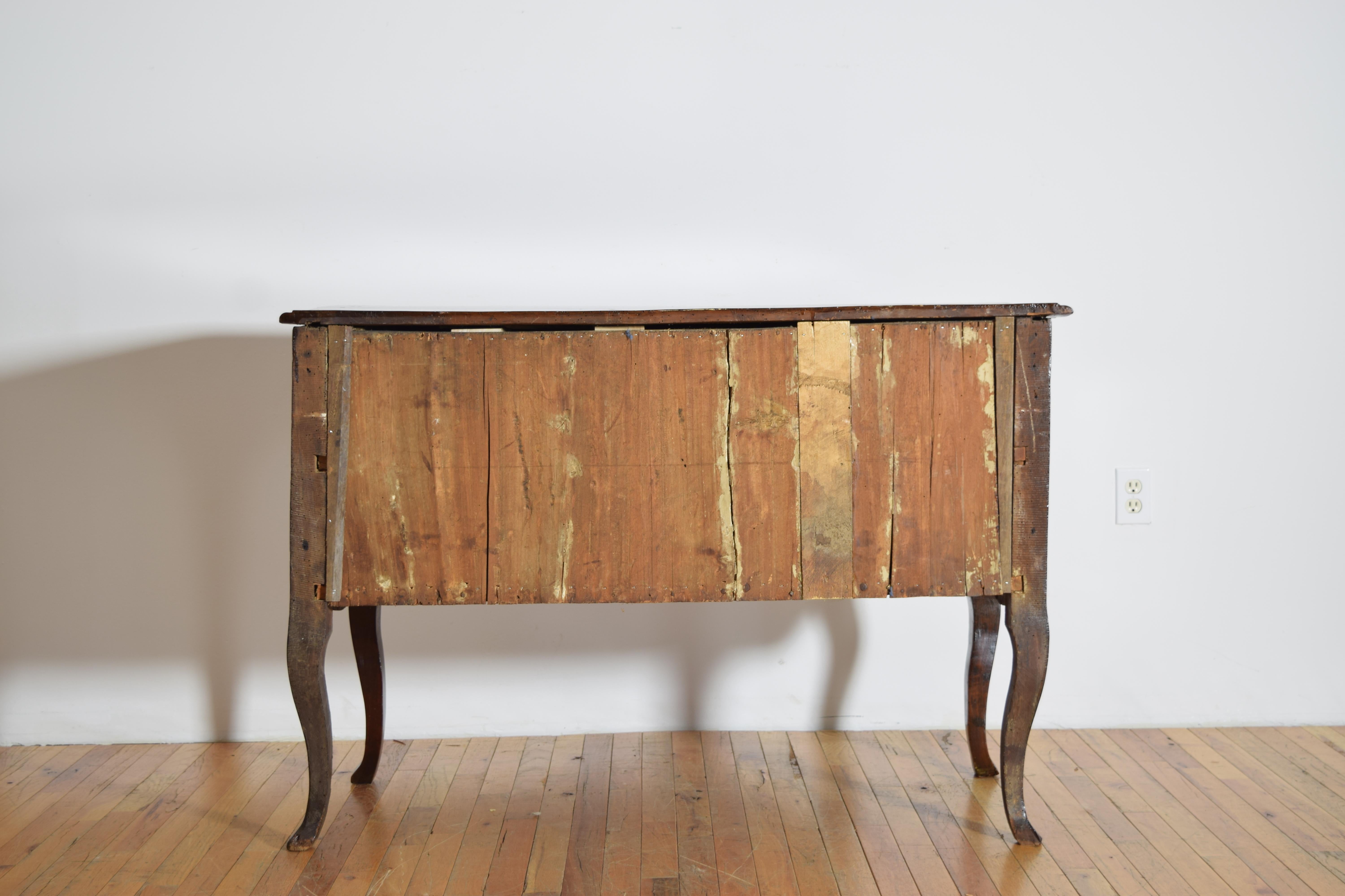 Commode à 2 tiroirs en noyer d'époque italienne, piémontaise et rococo, milieu du XVIIIe siècle en vente 5