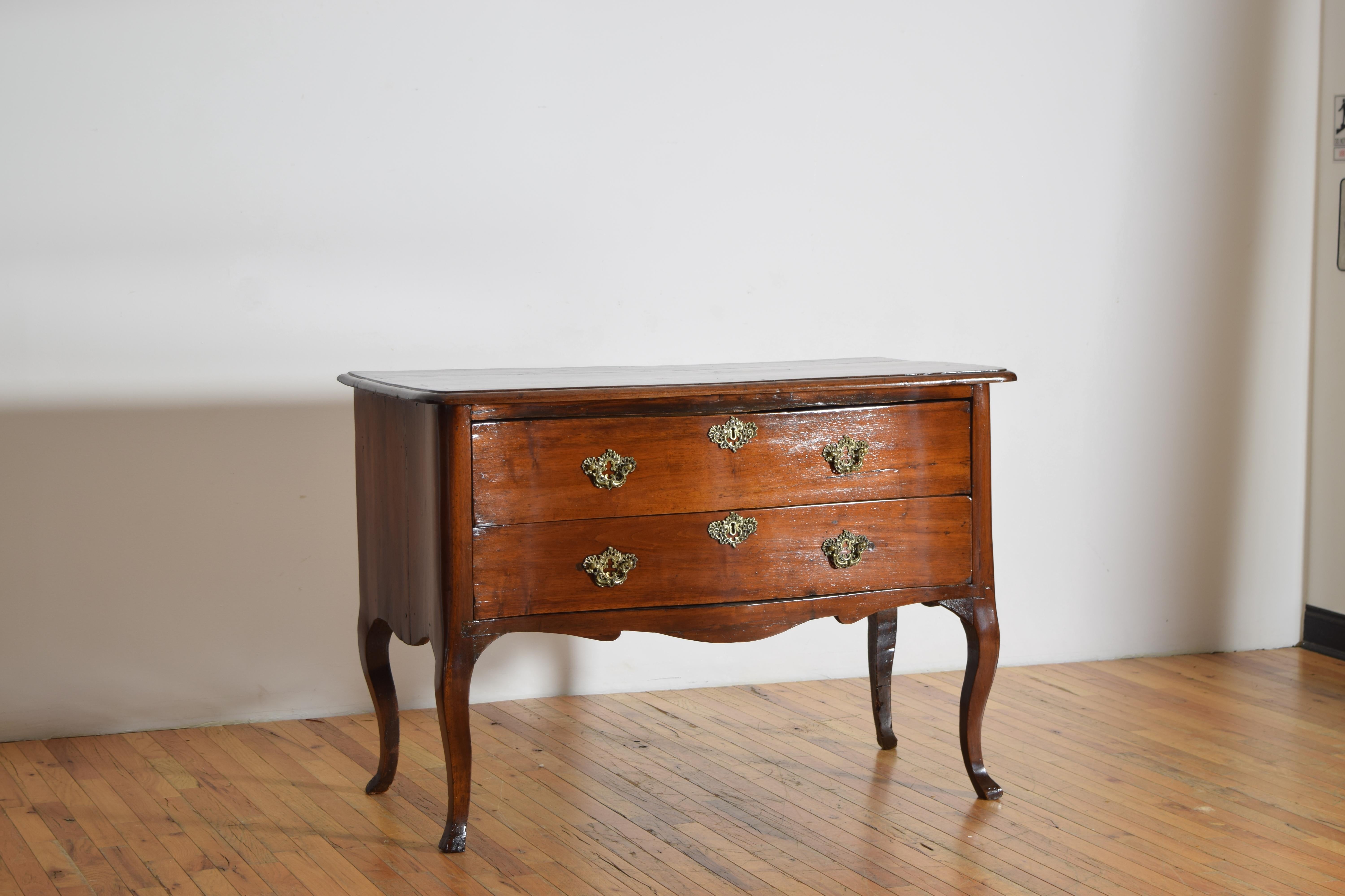 Rococo Commode à 2 tiroirs en noyer d'époque italienne, piémontaise et rococo, milieu du XVIIIe siècle en vente