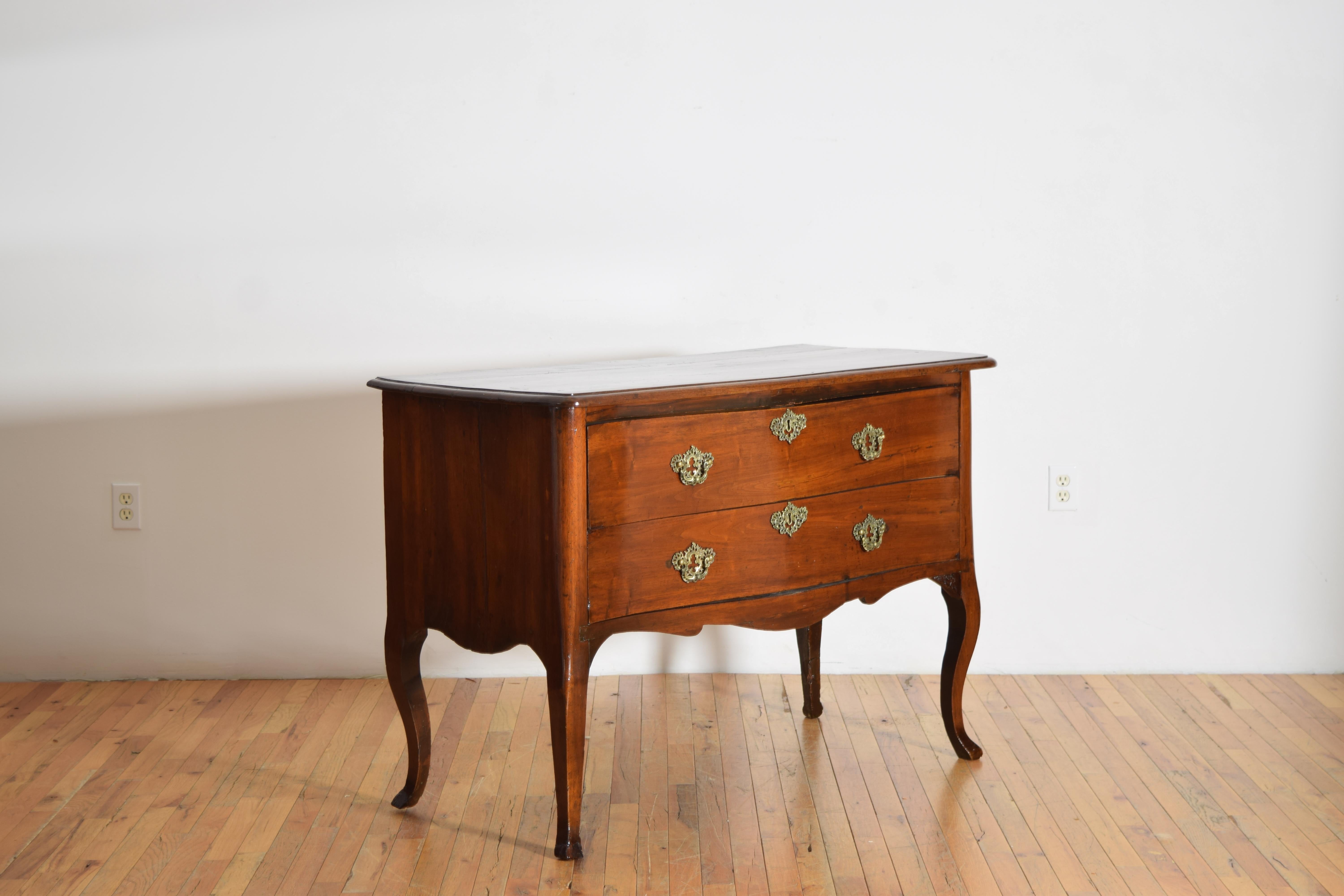 Commode à 2 tiroirs en noyer d'époque italienne, piémontaise et rococo, milieu du XVIIIe siècle Bon état - En vente à Atlanta, GA