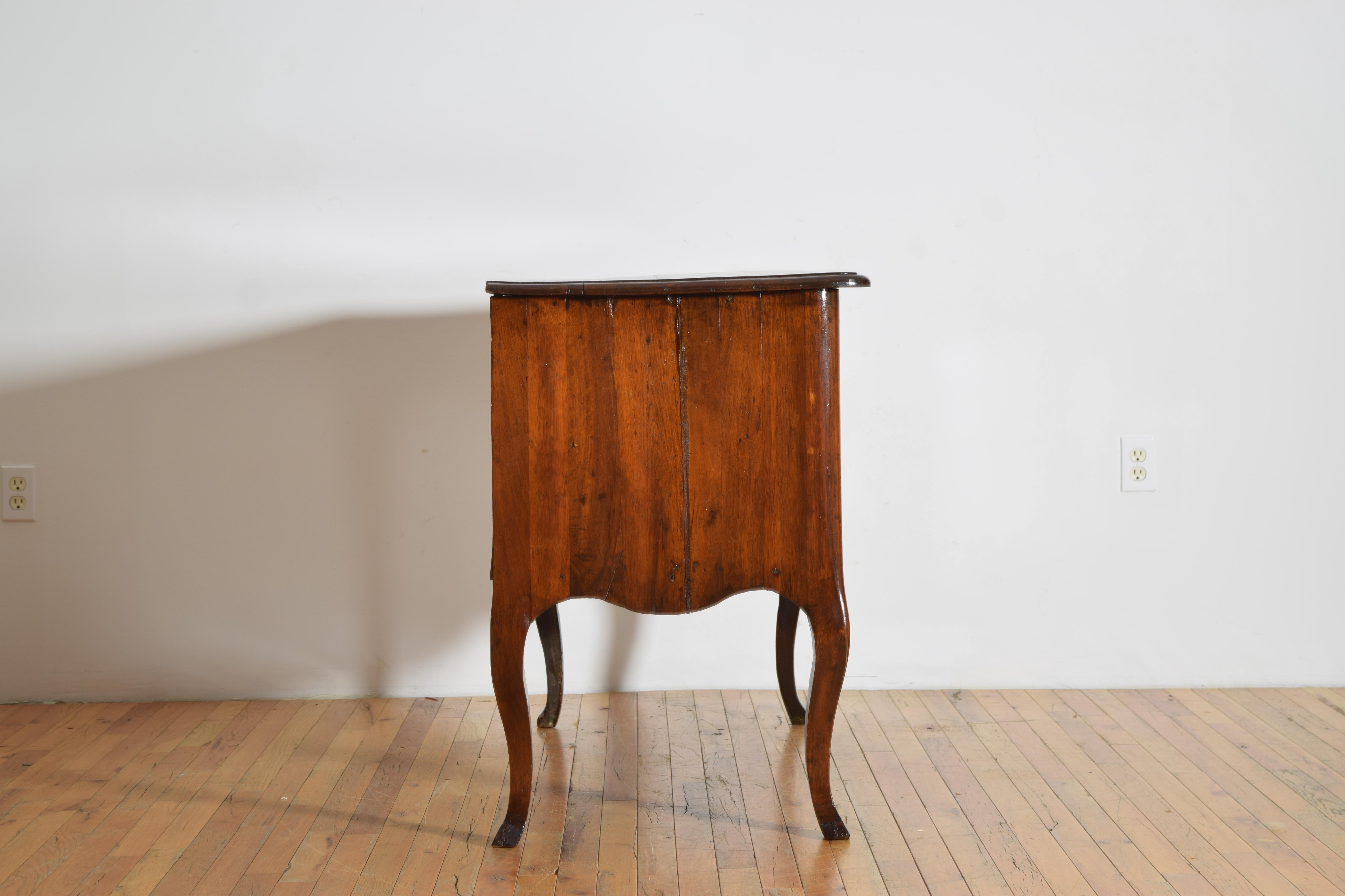 Noyer Commode à 2 tiroirs en noyer d'époque italienne, piémontaise et rococo, milieu du XVIIIe siècle en vente