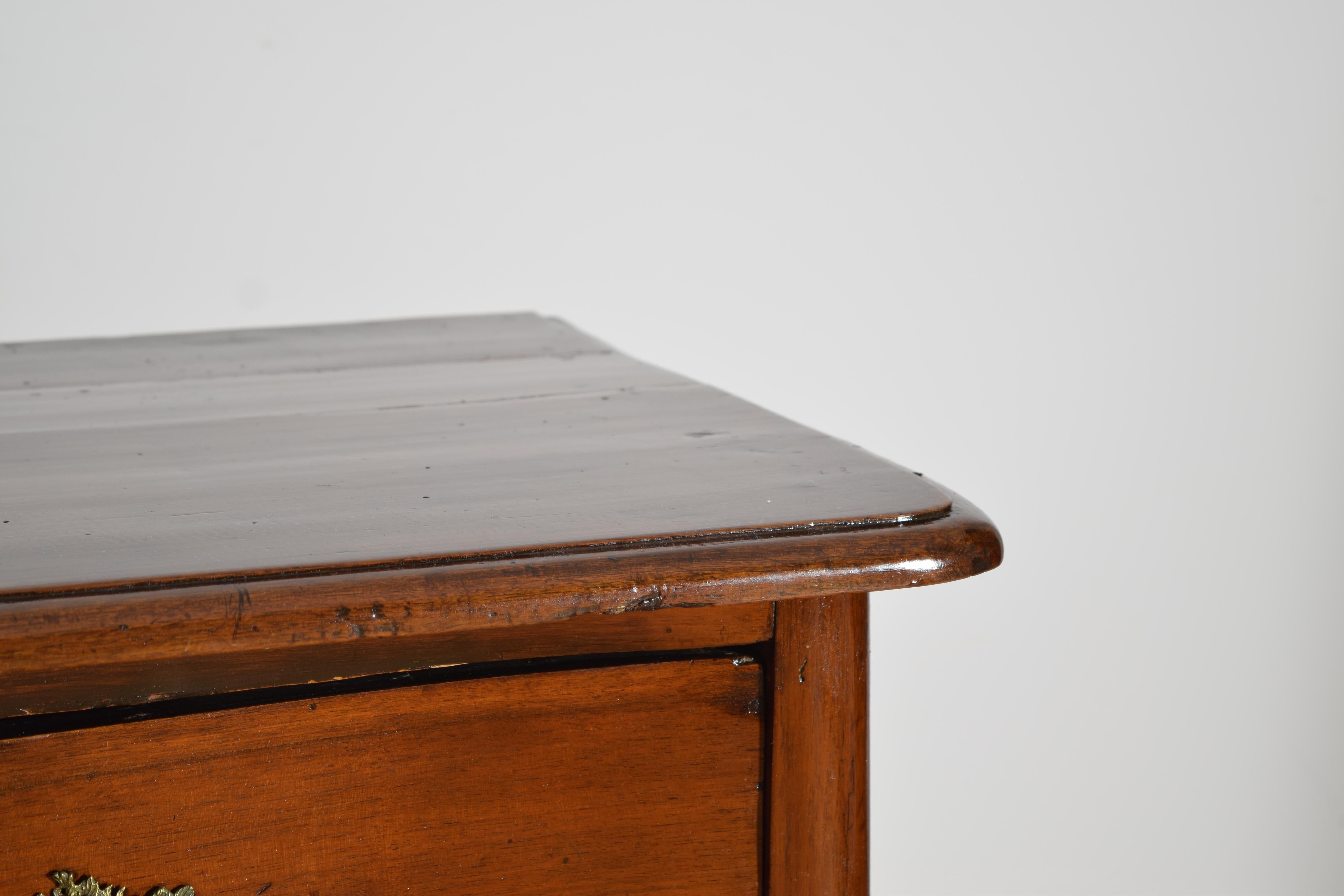 Commode à 2 tiroirs en noyer d'époque italienne, piémontaise et rococo, milieu du XVIIIe siècle en vente 1