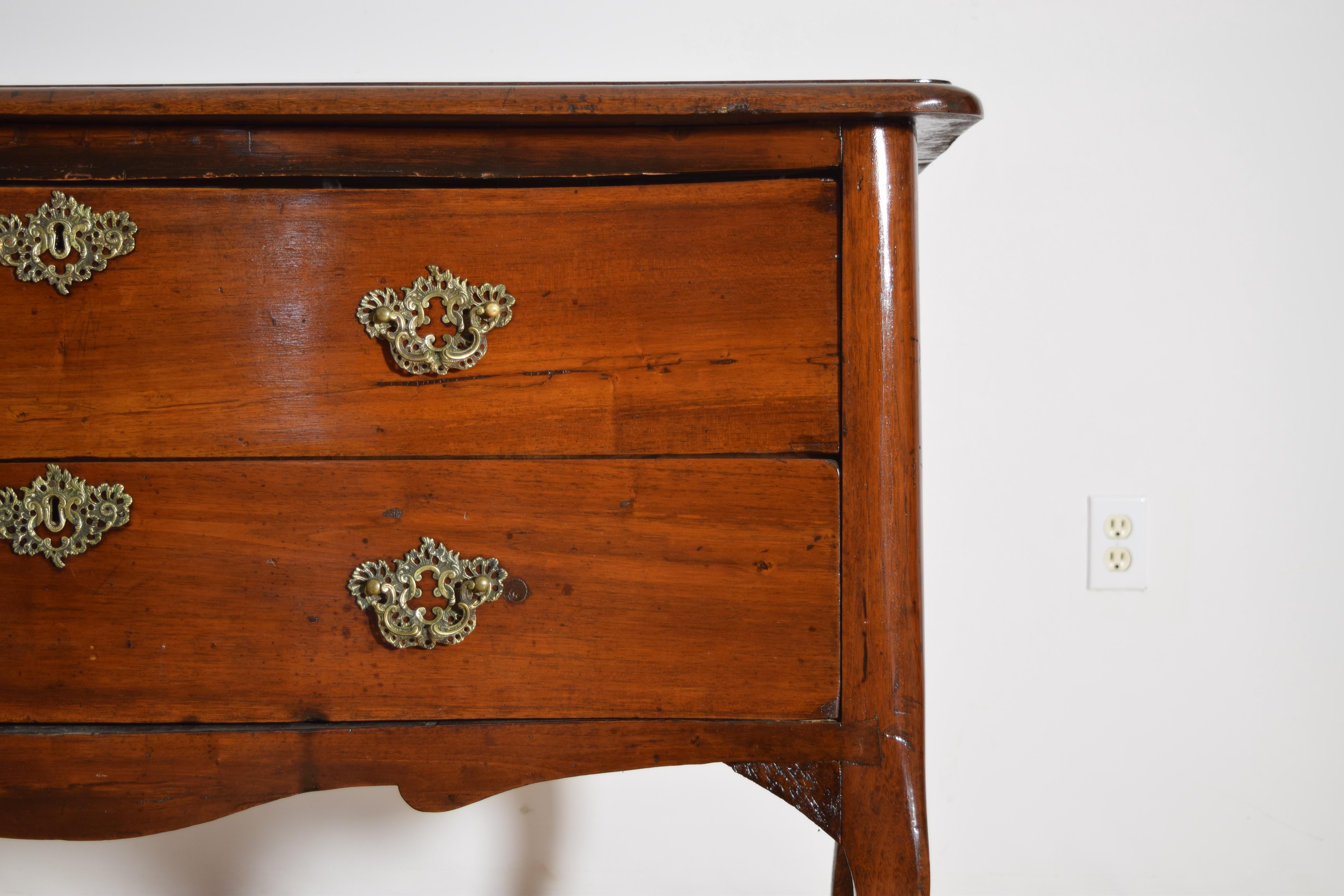 Commode à 2 tiroirs en noyer d'époque italienne, piémontaise et rococo, milieu du XVIIIe siècle en vente 2