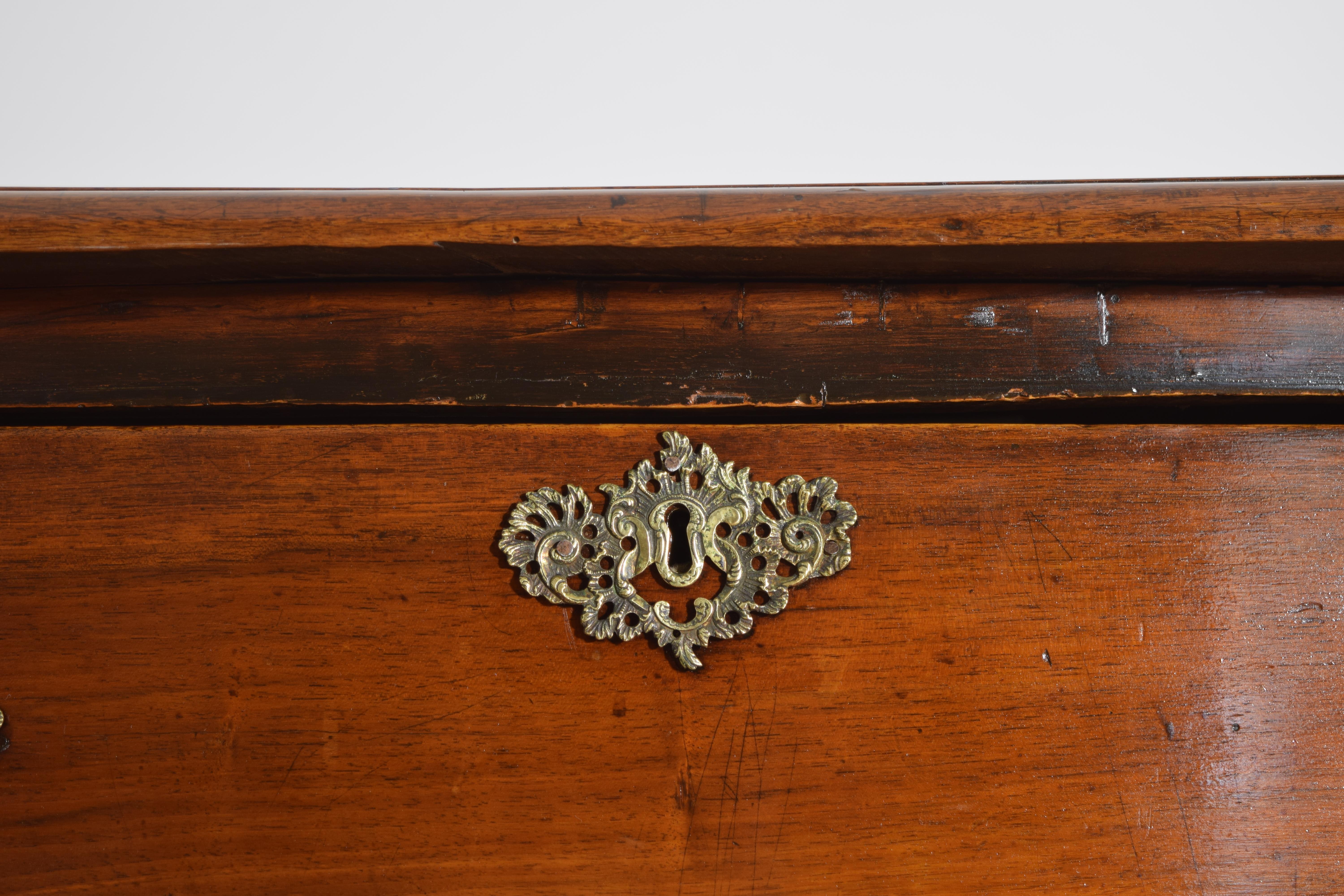 Commode à 2 tiroirs en noyer d'époque italienne, piémontaise et rococo, milieu du XVIIIe siècle en vente 3