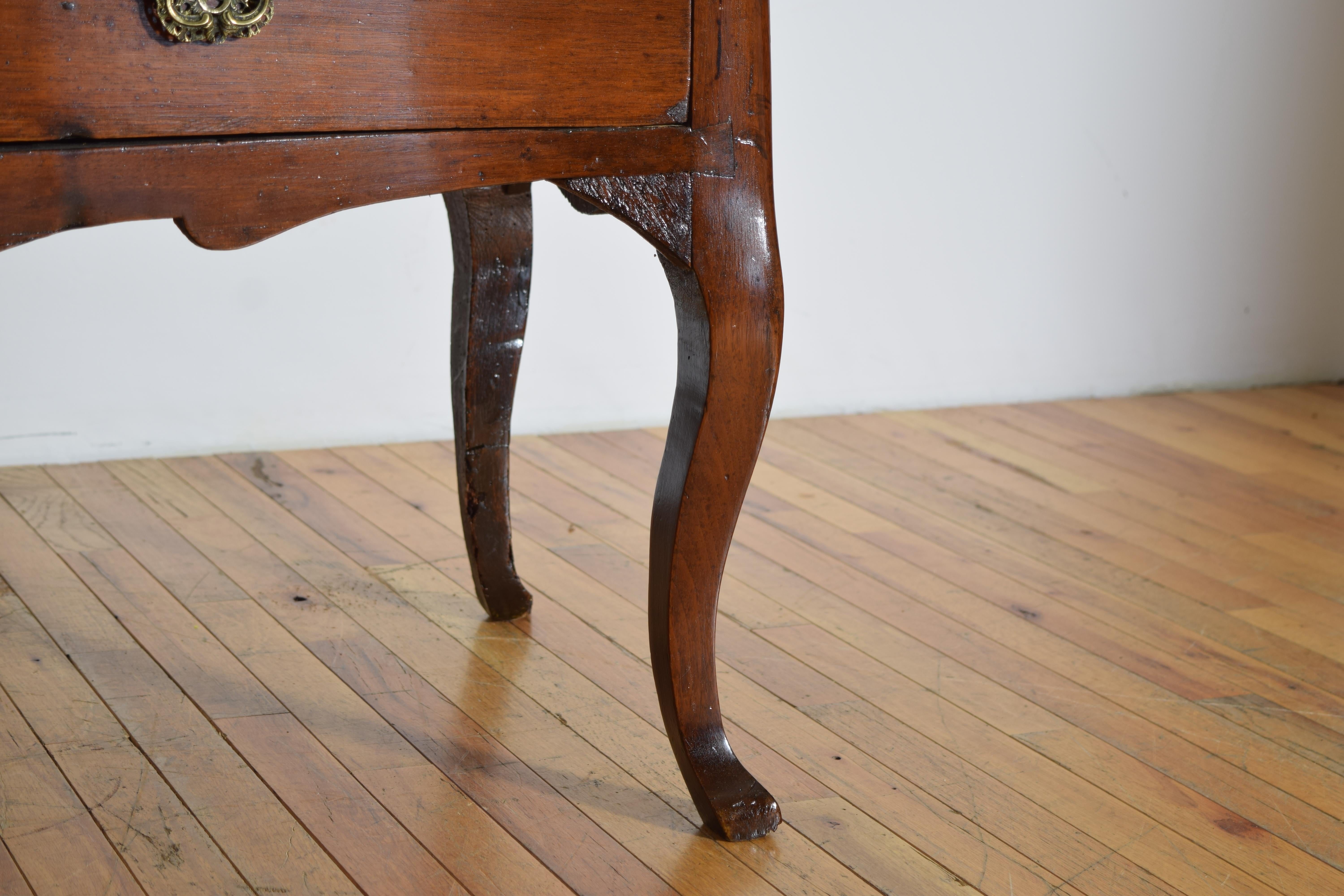 Commode à 2 tiroirs en noyer d'époque italienne, piémontaise et rococo, milieu du XVIIIe siècle en vente 4