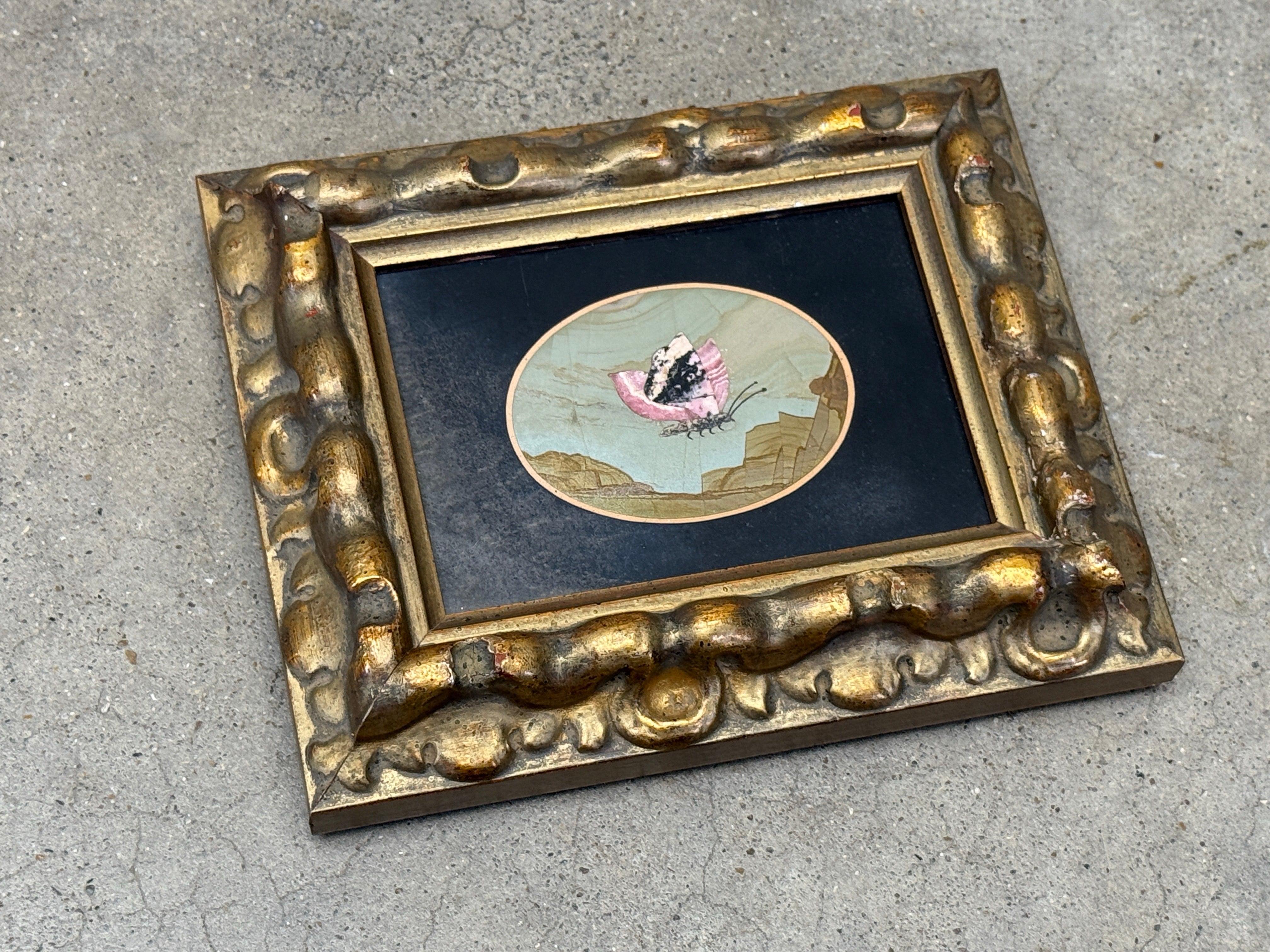 Antiguo mosaico italiano de Pietra Dura finamente elaborado al estilo de Richard Blow, con una mariposa de intrincado diseño en un hermoso marco dorado. 