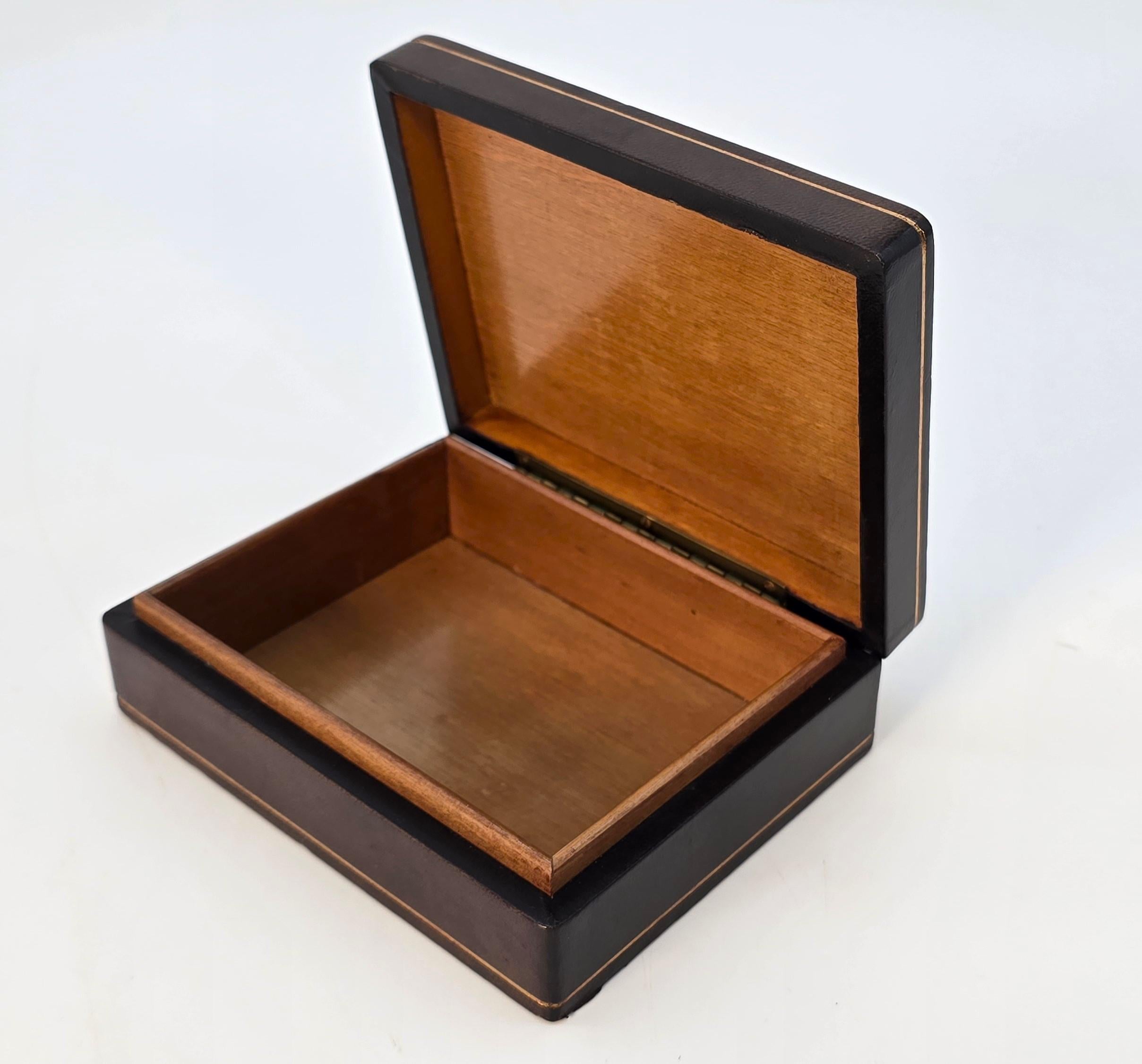 Cuir Italian pietra dura leather covered box  depicting Florence Cathedral, C 1930 en vente