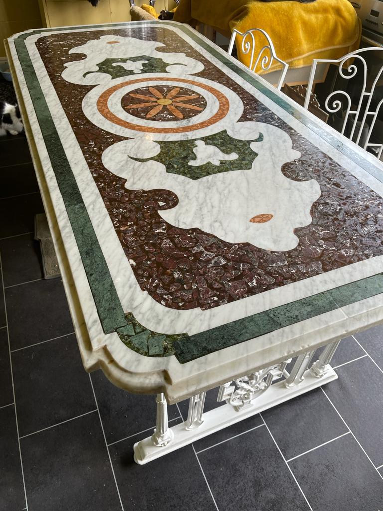Table centrale italienne en marbre Pietra Dura avec six chaises
Une superbe table centrale en marbre italien Pietra Dura d'une qualité exceptionnelle, complétée par six chaises en fer forgé assorties. Cet ensemble présente une magnifique