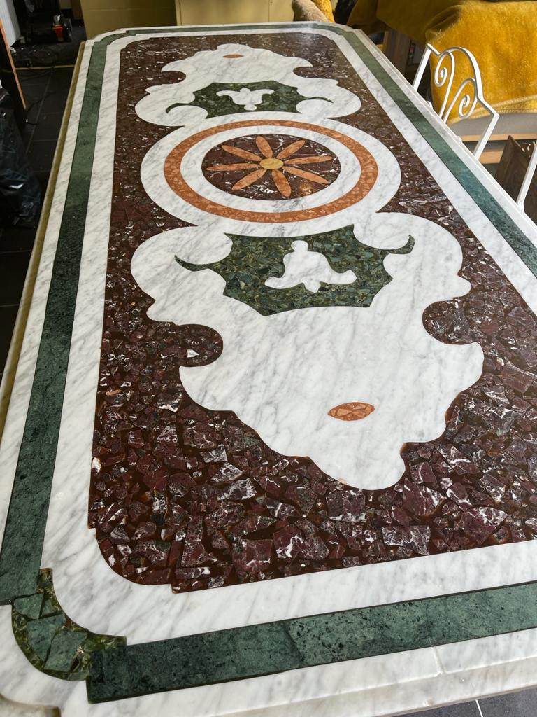 Table centrale italienne en marbre Pietra Dura avec six chaises Bon état - En vente à Worcester, GB