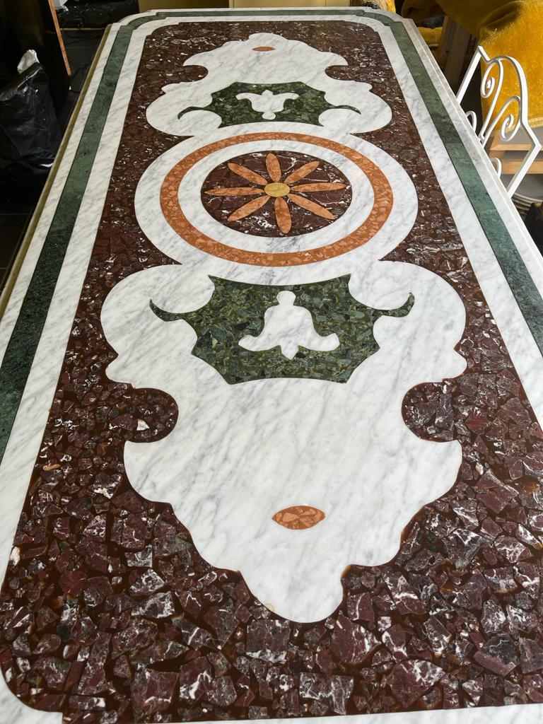 20ième siècle Table centrale italienne en marbre Pietra Dura avec six chaises en vente