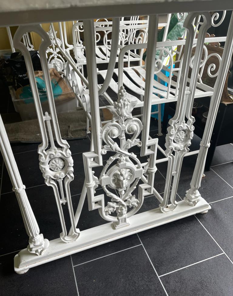 Table centrale italienne en marbre Pietra Dura avec six chaises en vente 1