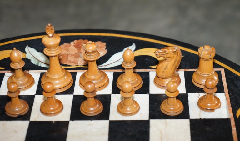 Italian Pietra Dura Marble Chess Table Regency Hardwood Base Staunton Chess Set For Sale 4