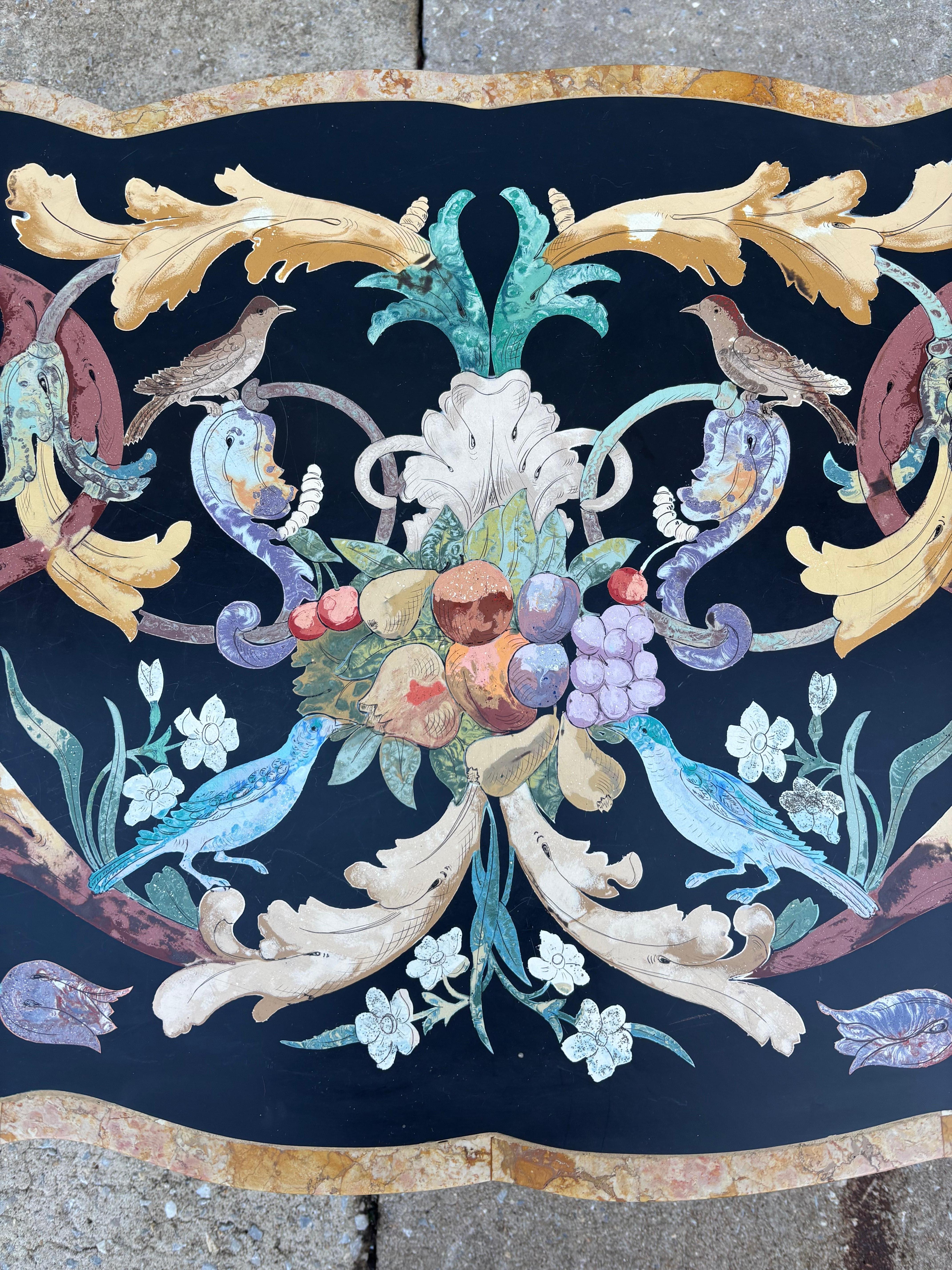 Table basse italienne en marbre Pietra Dura incrusté, avec des motifs d'oiseaux et de fleurs.  Belle base en bois doré.