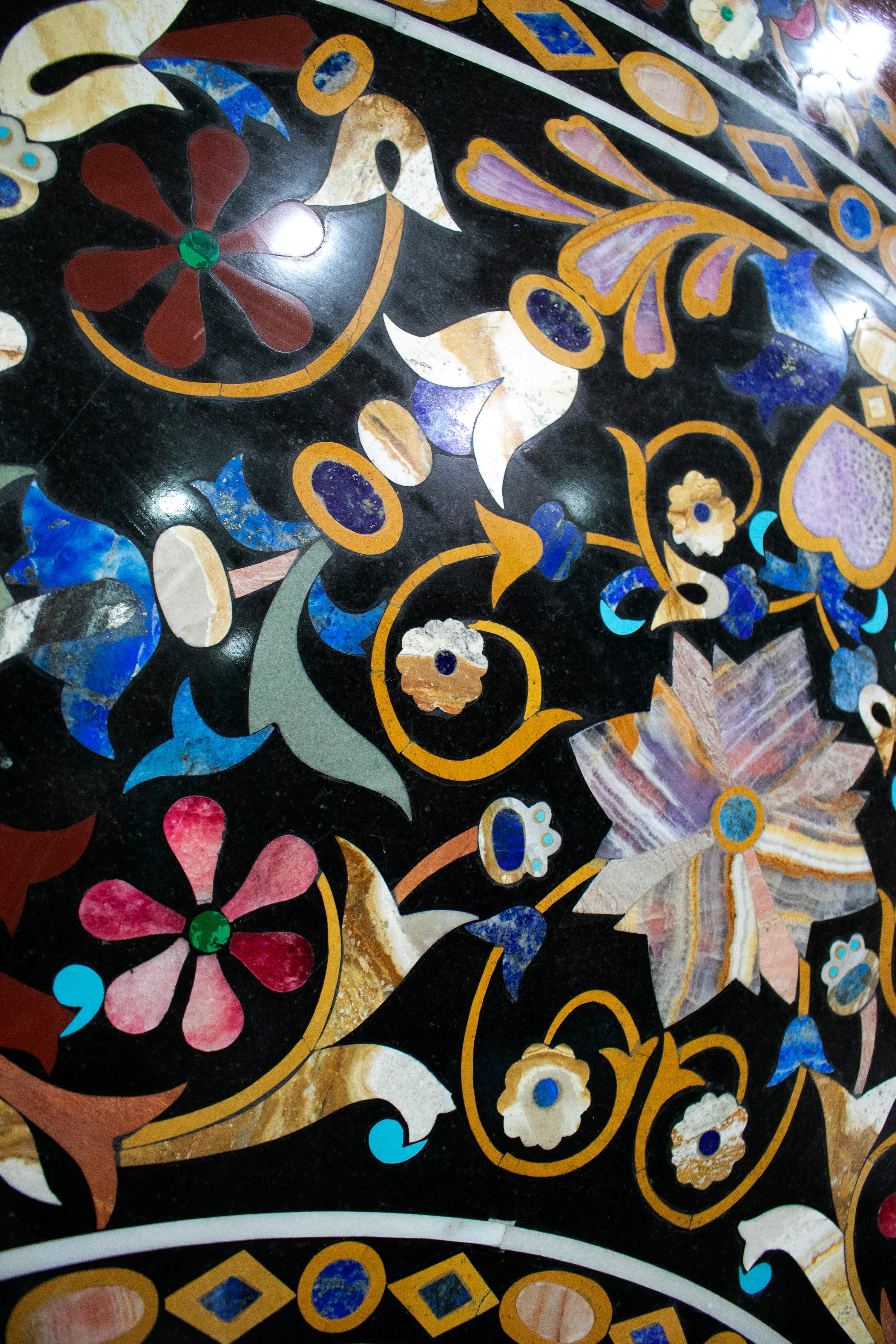 Plateau de table rond italien en mosaïque de pierre incrustée Pietra Dura de style florentin en vente 4