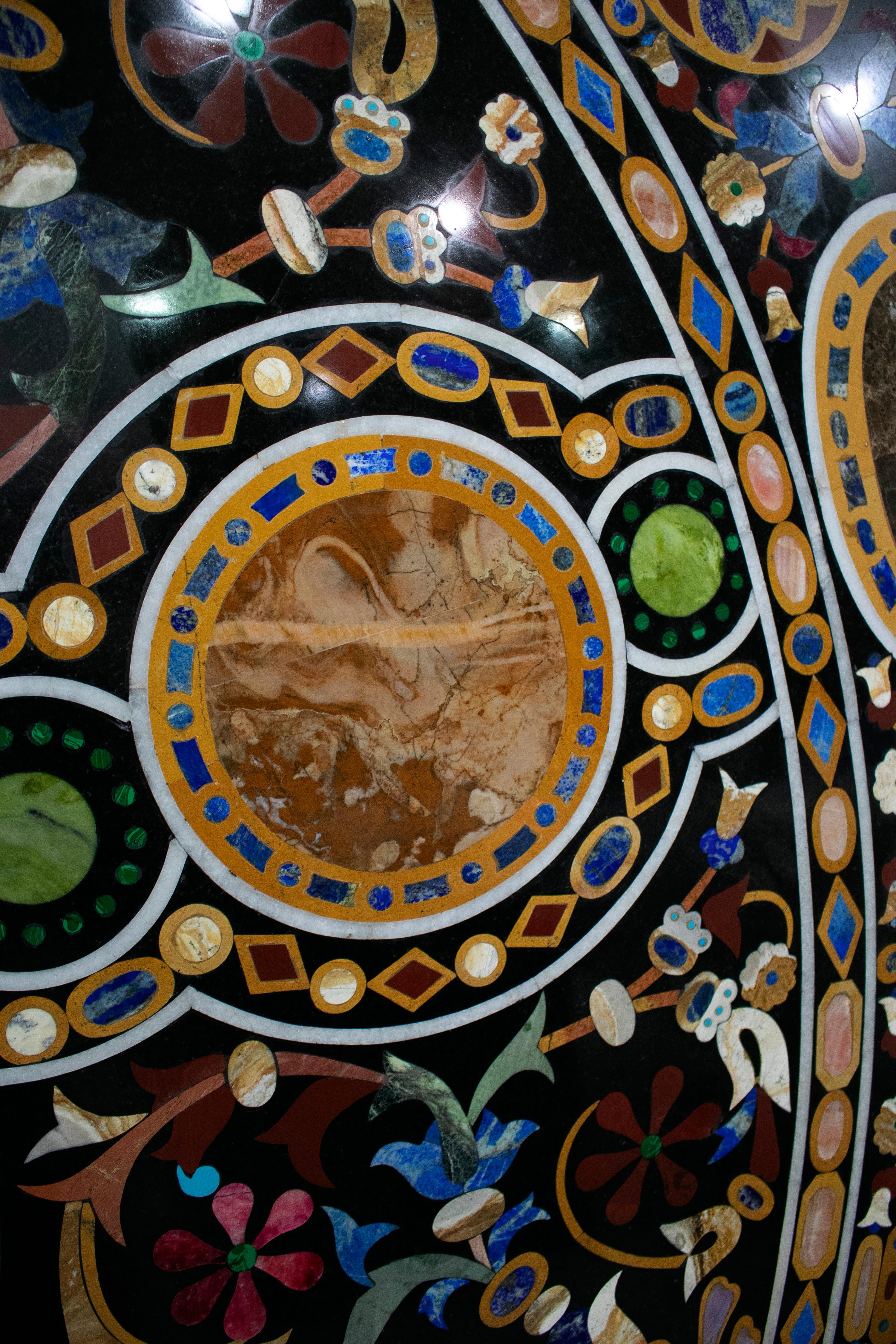 Plateau de table rond italien en mosaïque de pierre incrustée Pietra Dura de style florentin en vente 6