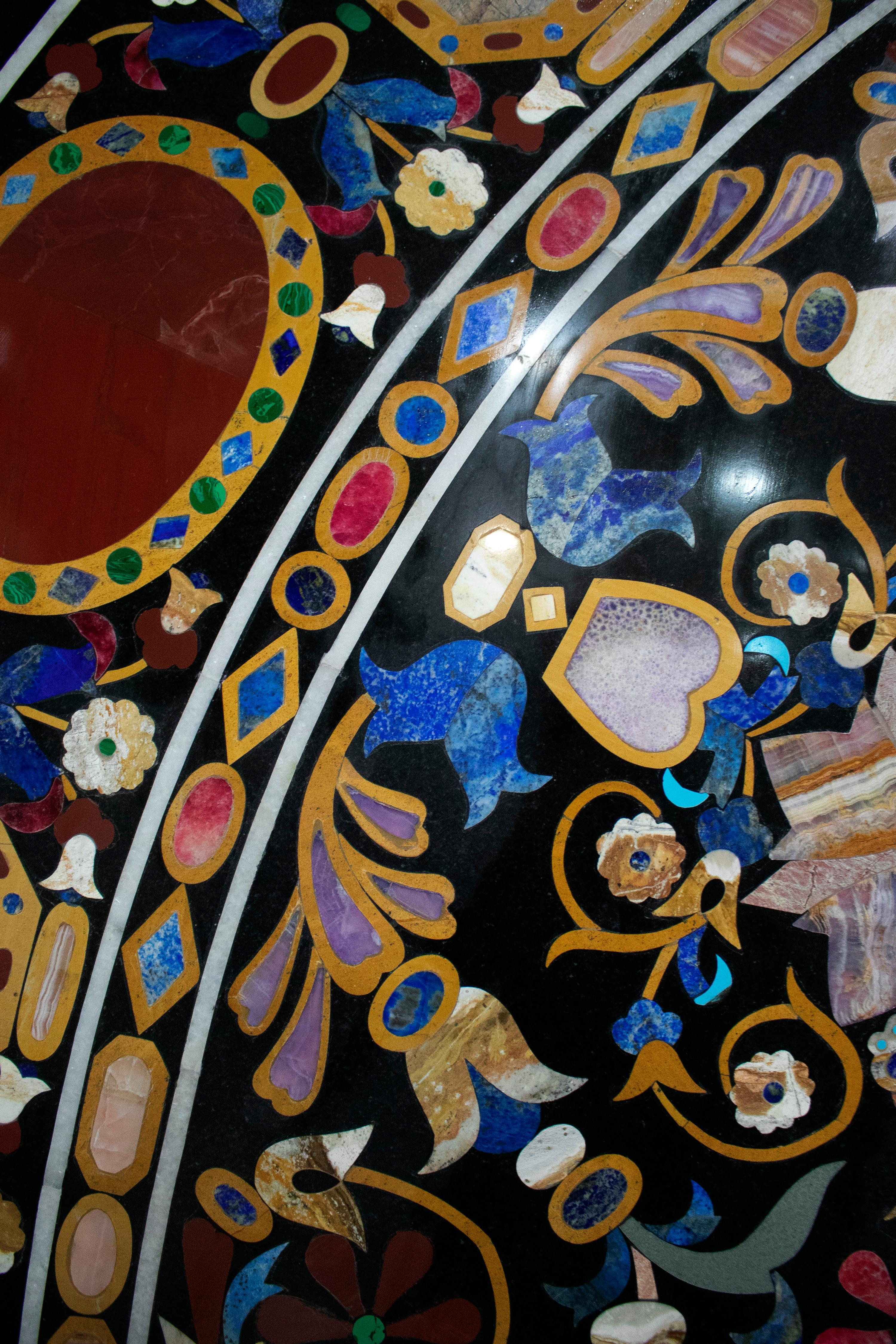 Plateau de table rond italien en mosaïque de pierre incrustée Pietra Dura de style florentin en vente 8