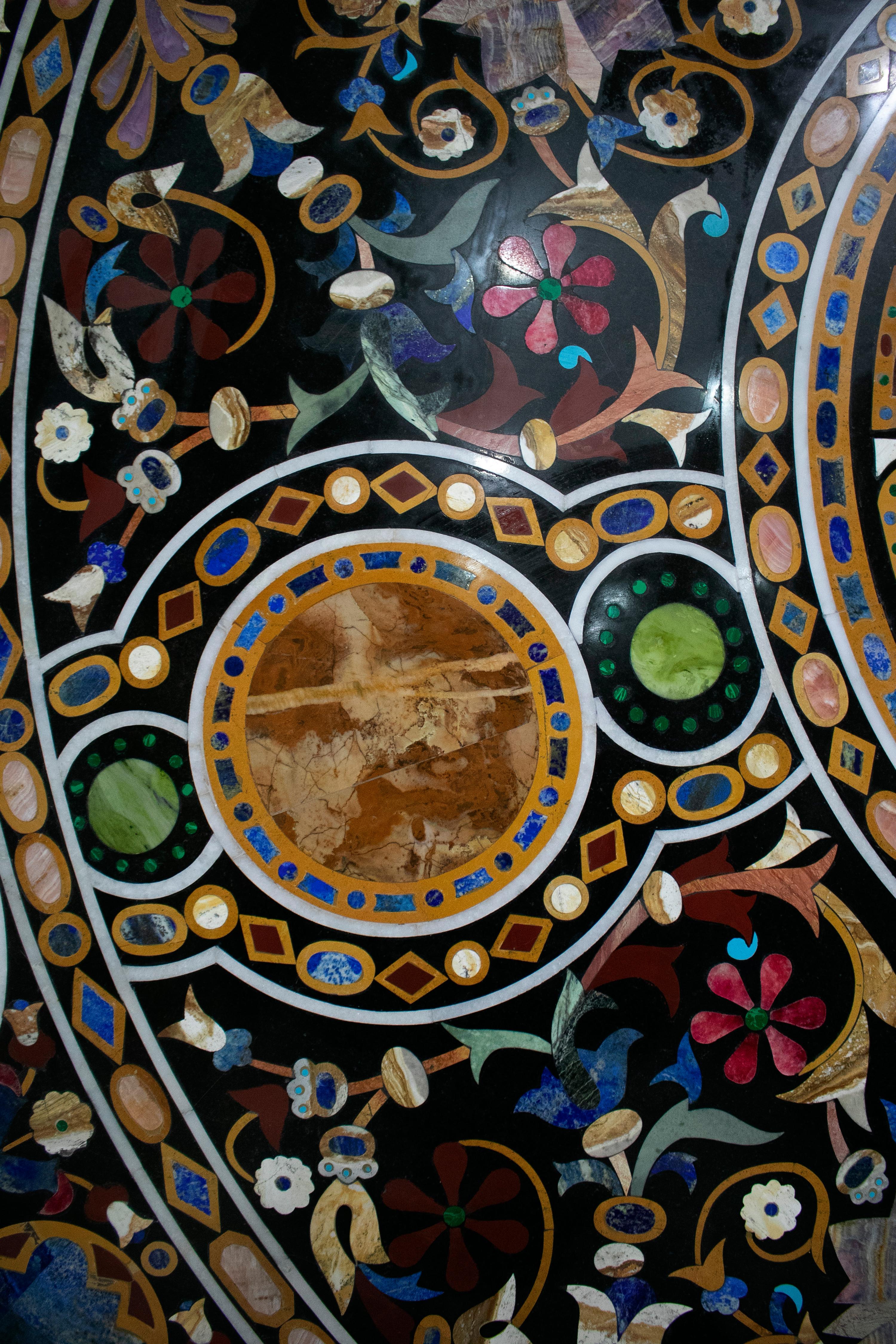 Plateau de table rond italien en mosaïque de pierre incrustée Pietra Dura de style florentin en vente 9