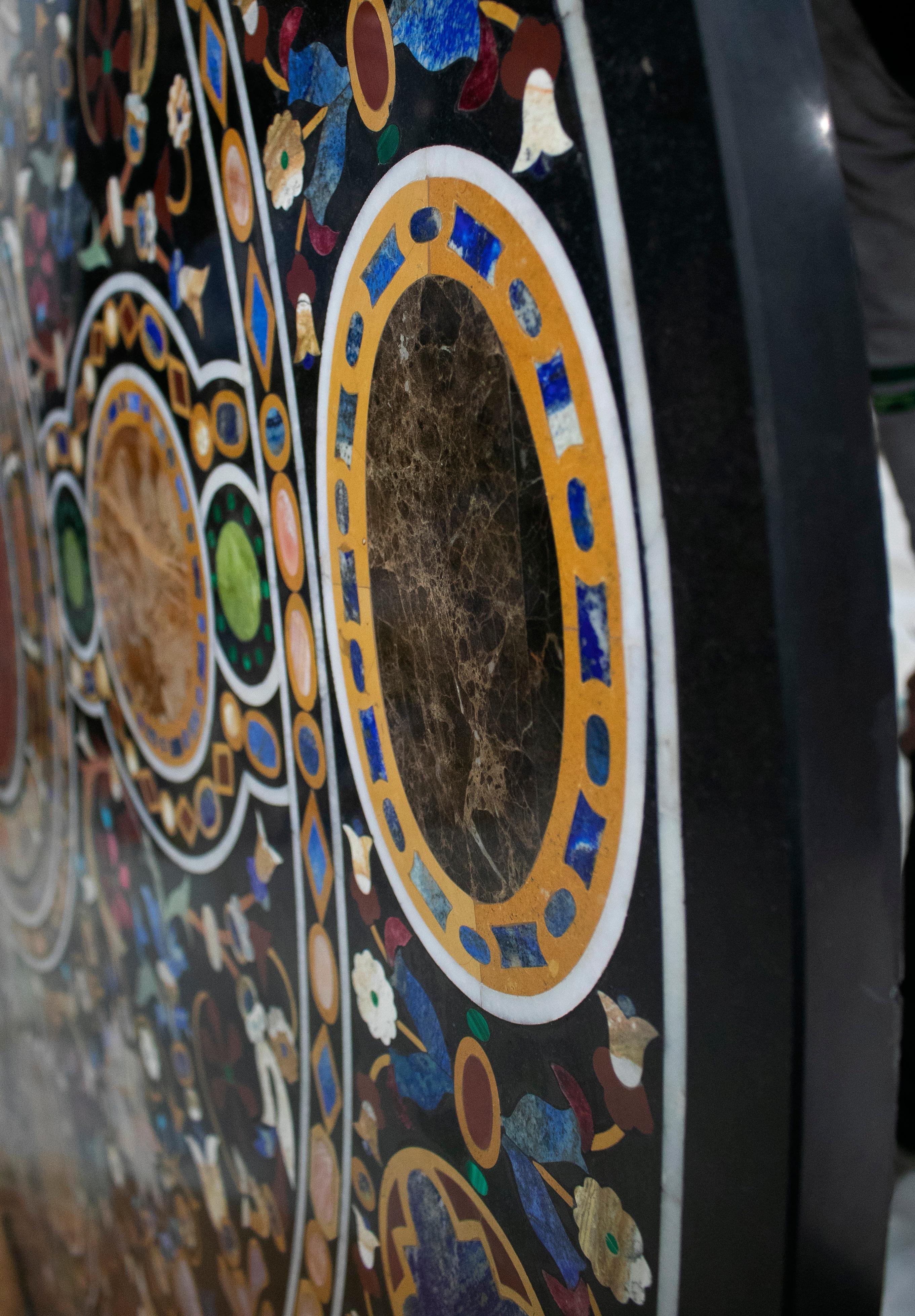Européen Plateau de table rond italien en mosaïque de pierre incrustée Pietra Dura de style florentin en vente