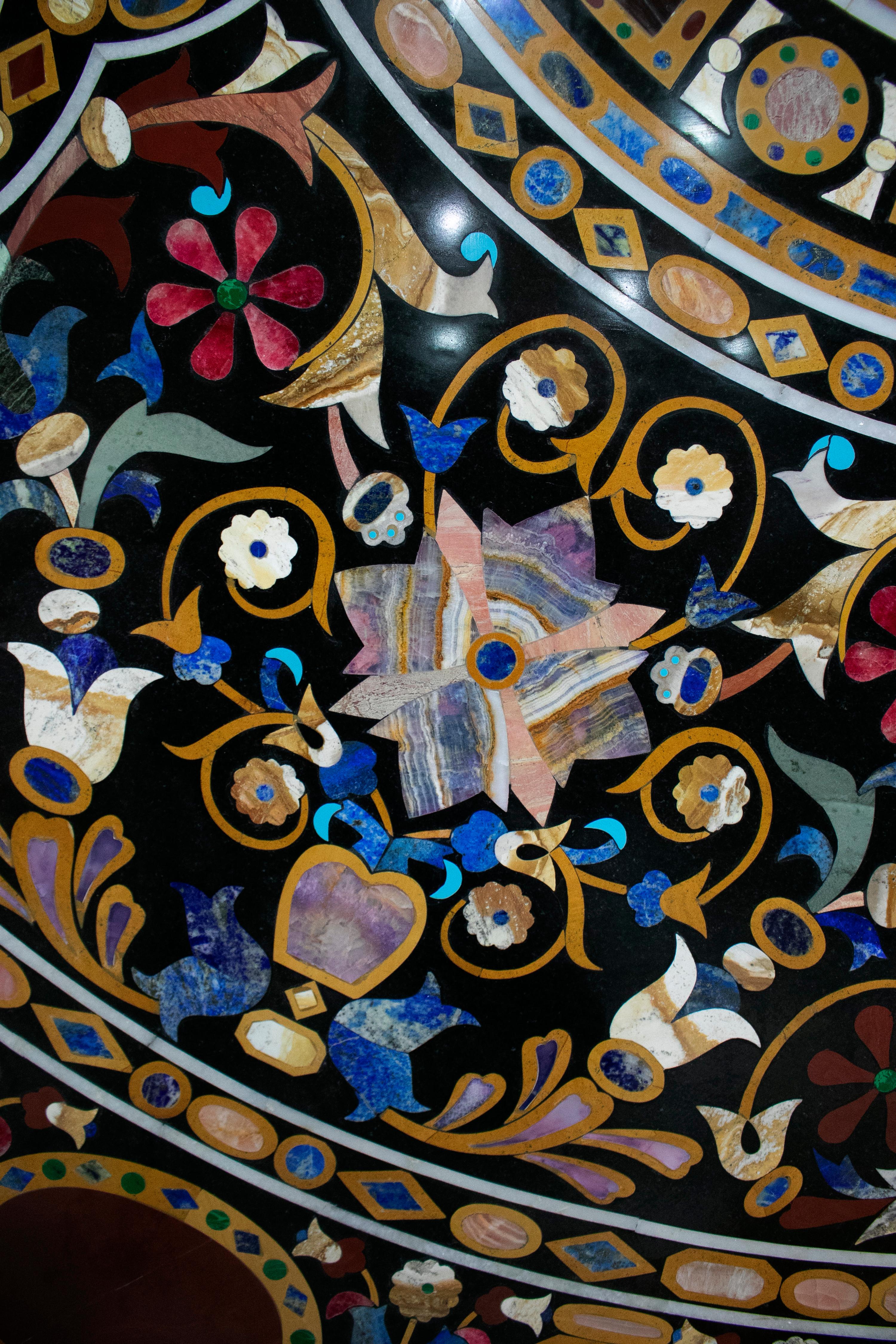 Plateau de table rond italien en mosaïque de pierre incrustée Pietra Dura de style florentin Bon état - En vente à Marbella, ES