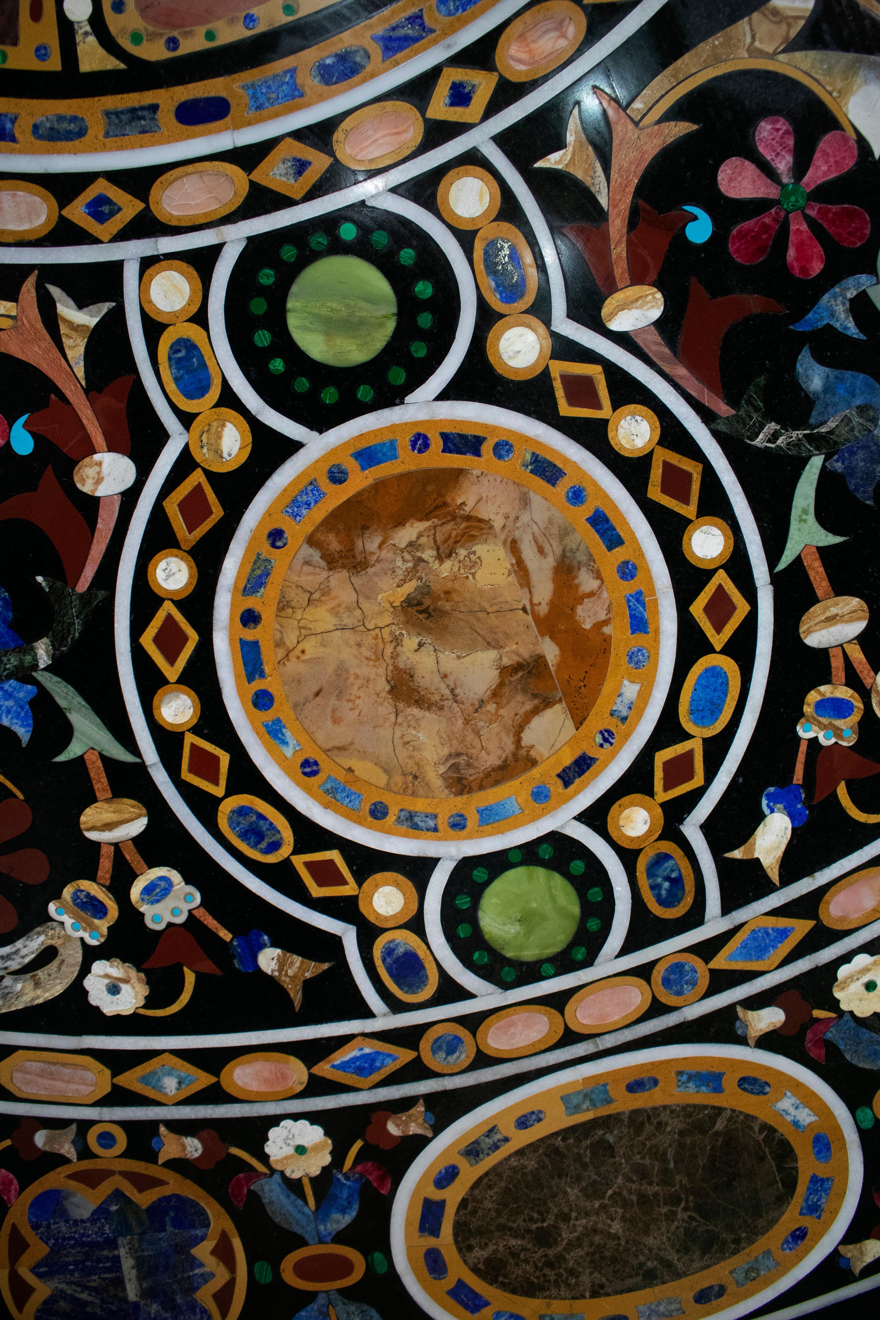 20ième siècle Plateau de table rond italien en mosaïque de pierre incrustée Pietra Dura de style florentin en vente
