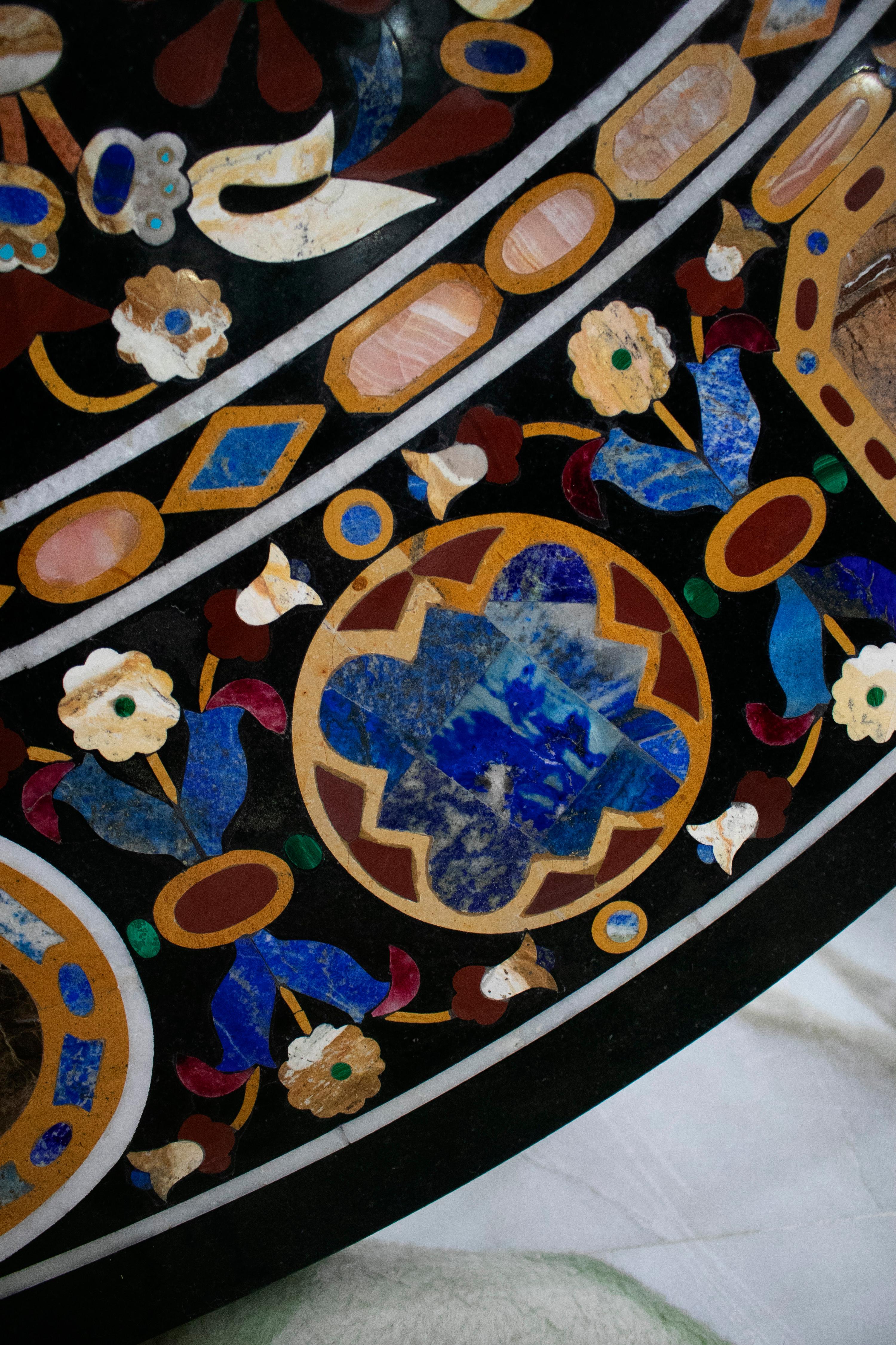 Marbre Plateau de table rond italien en mosaïque de pierre incrustée Pietra Dura de style florentin en vente