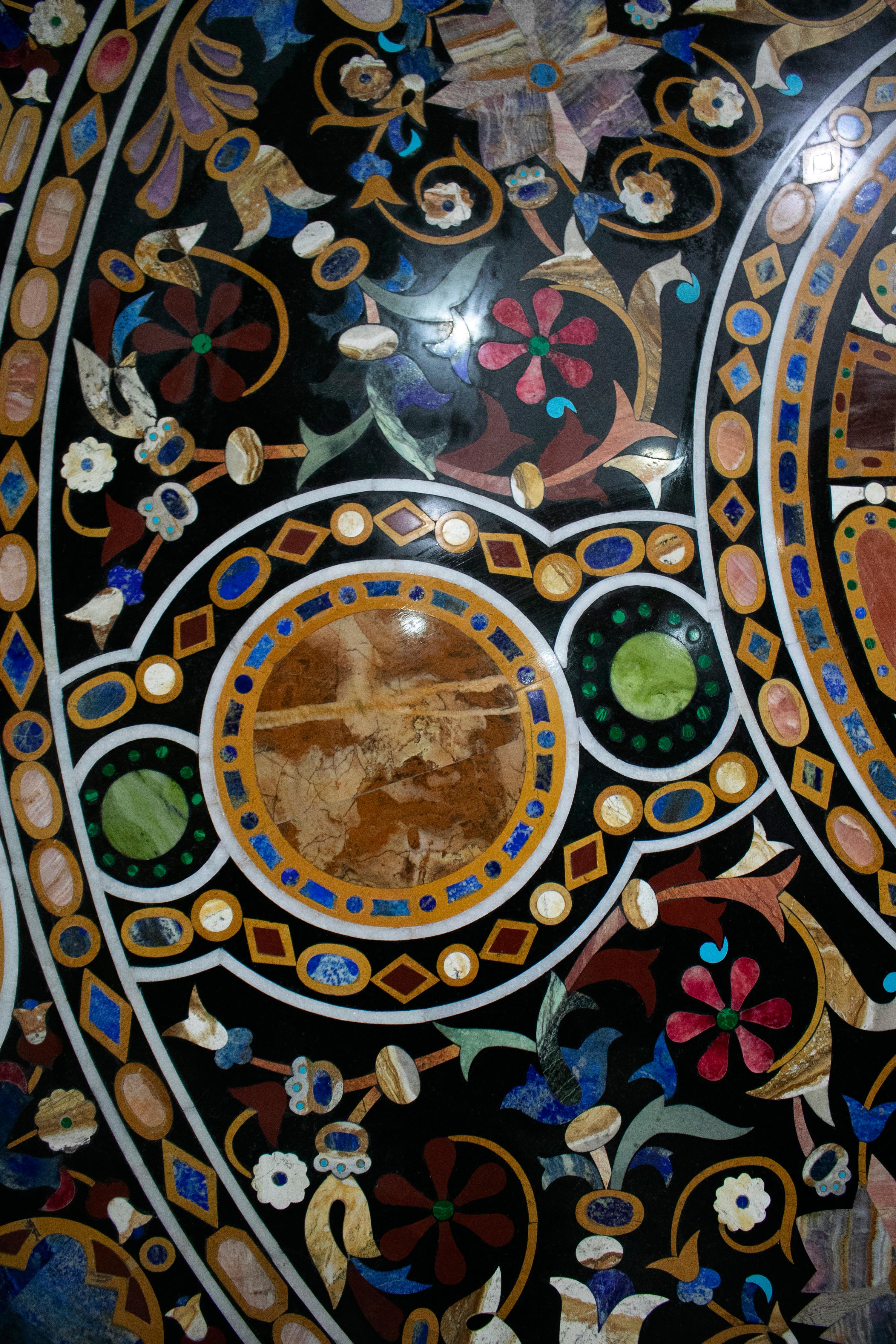 Plateau de table rond italien en mosaïque de pierre incrustée Pietra Dura de style florentin en vente 1