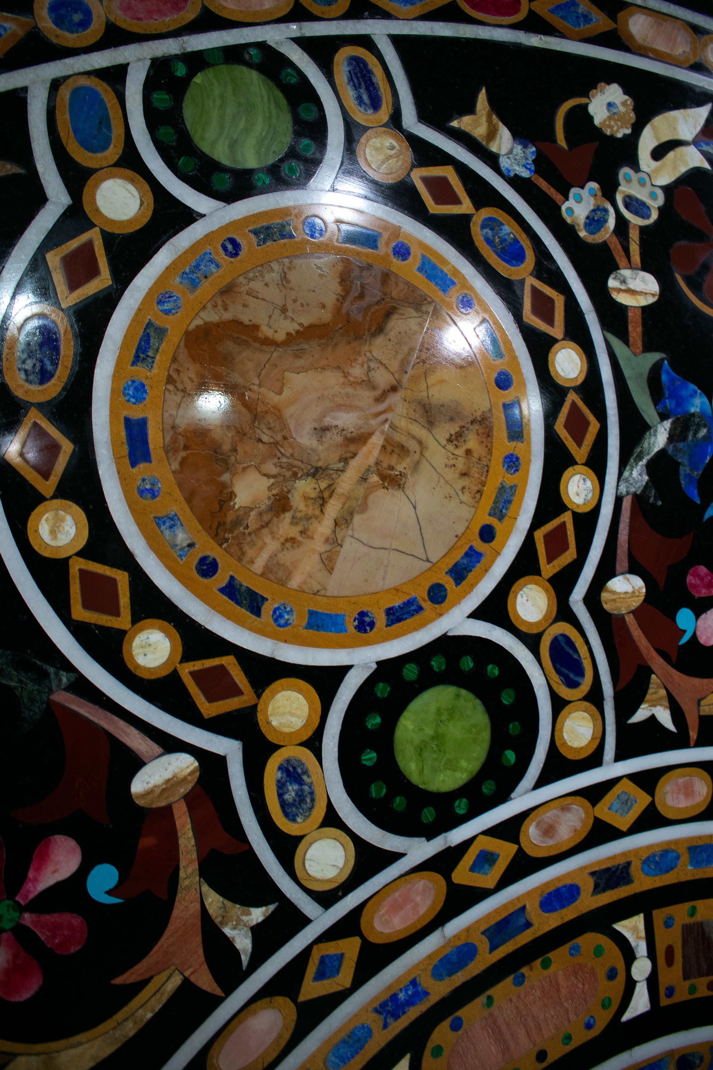 Plateau de table rond italien en mosaïque de pierre incrustée Pietra Dura de style florentin en vente 3