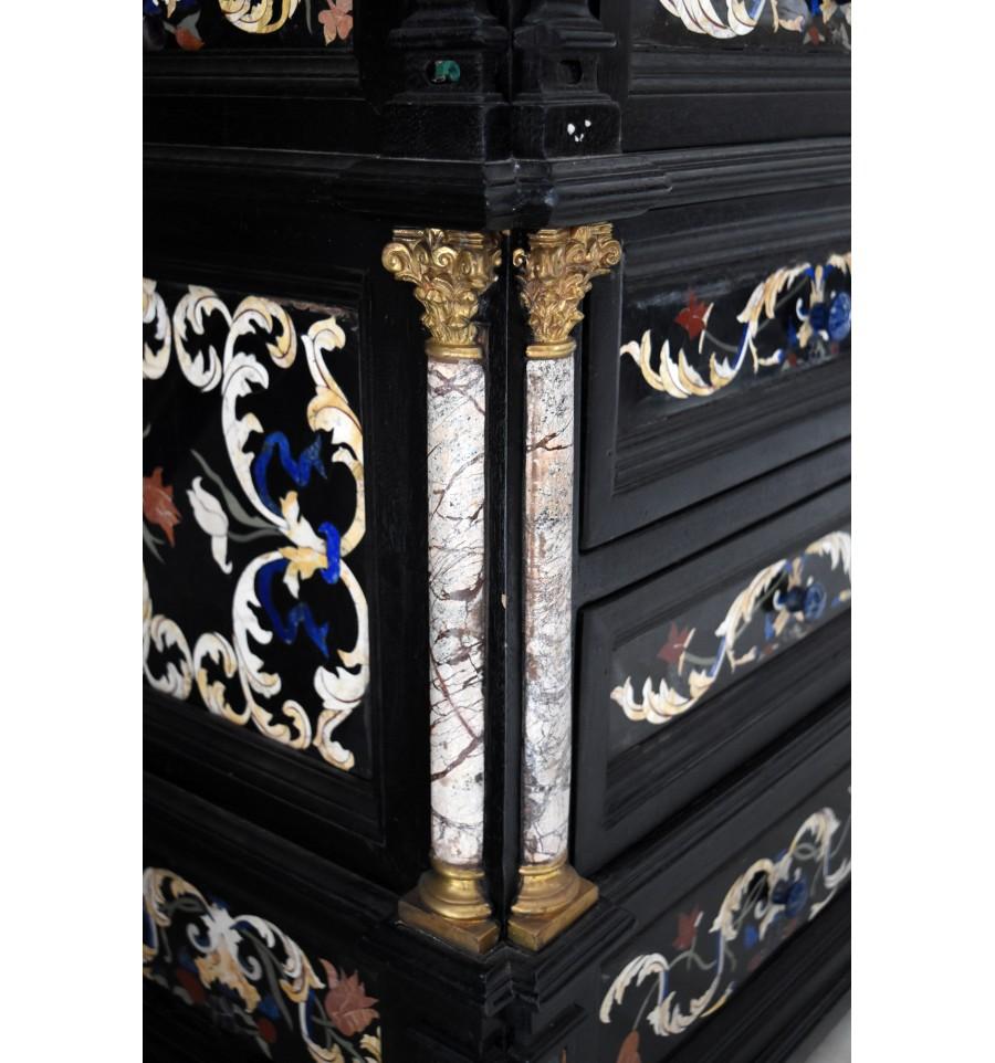 Commode palace italienne en laiton avec mosaïque de pierres dures et incrustation de pierres dures Bon état - En vente à Marbella, ES