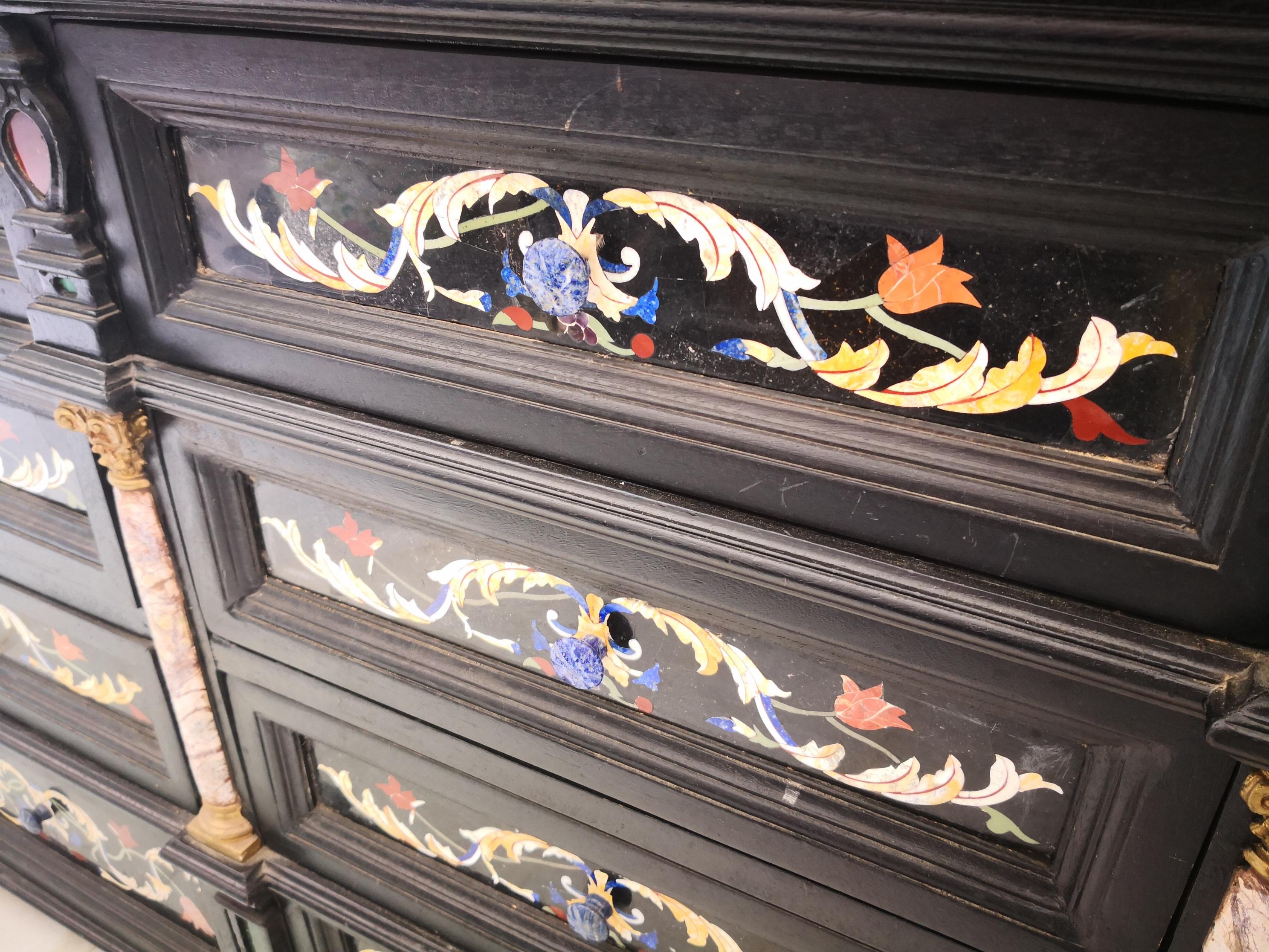 Bois Commode palace italienne en laiton avec mosaïque de pierres dures et incrustation de pierres dures en vente