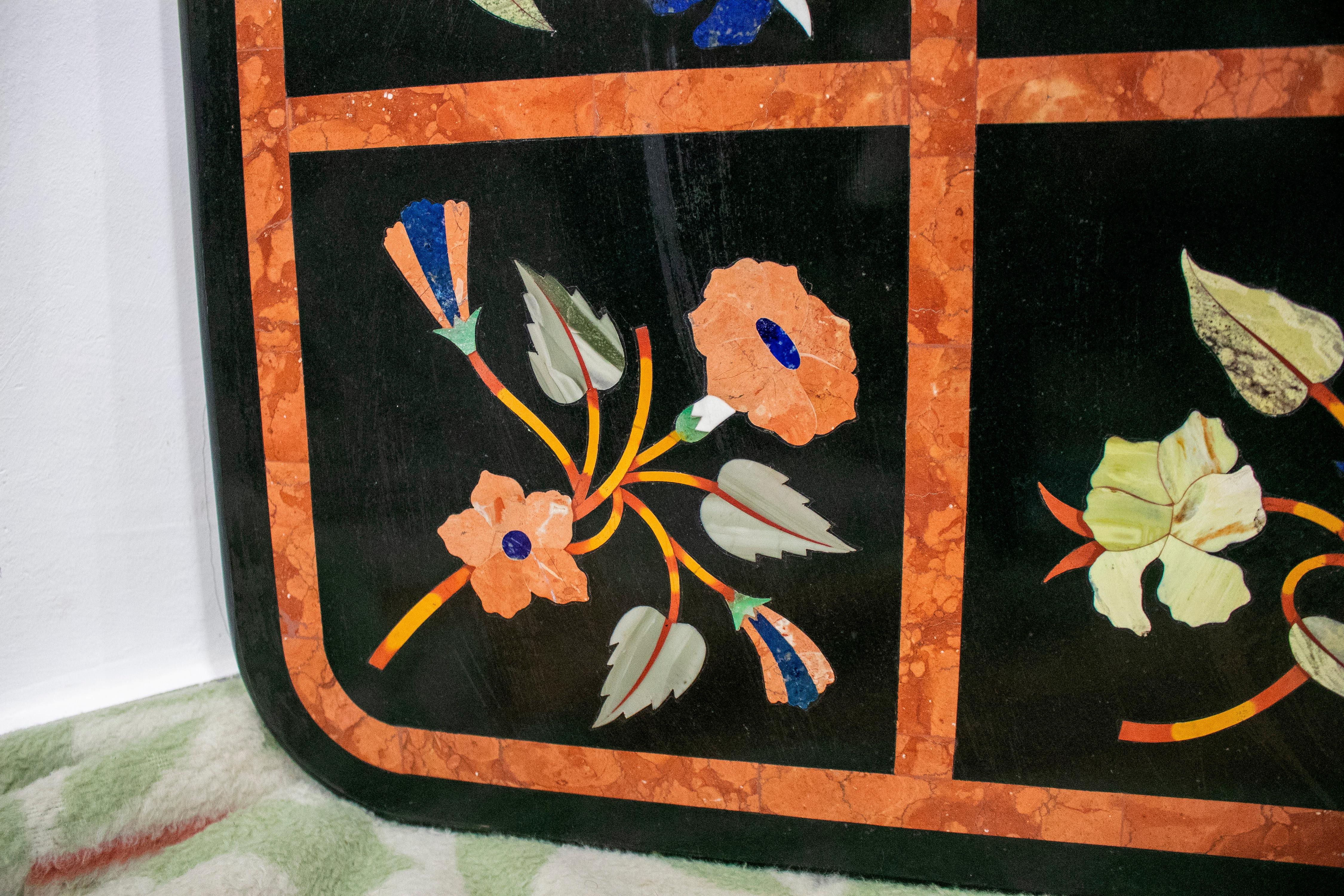 Plateau de table italien en pierre incrustée Pietre Dure avec décorations de fleurs ornementales en vente 6