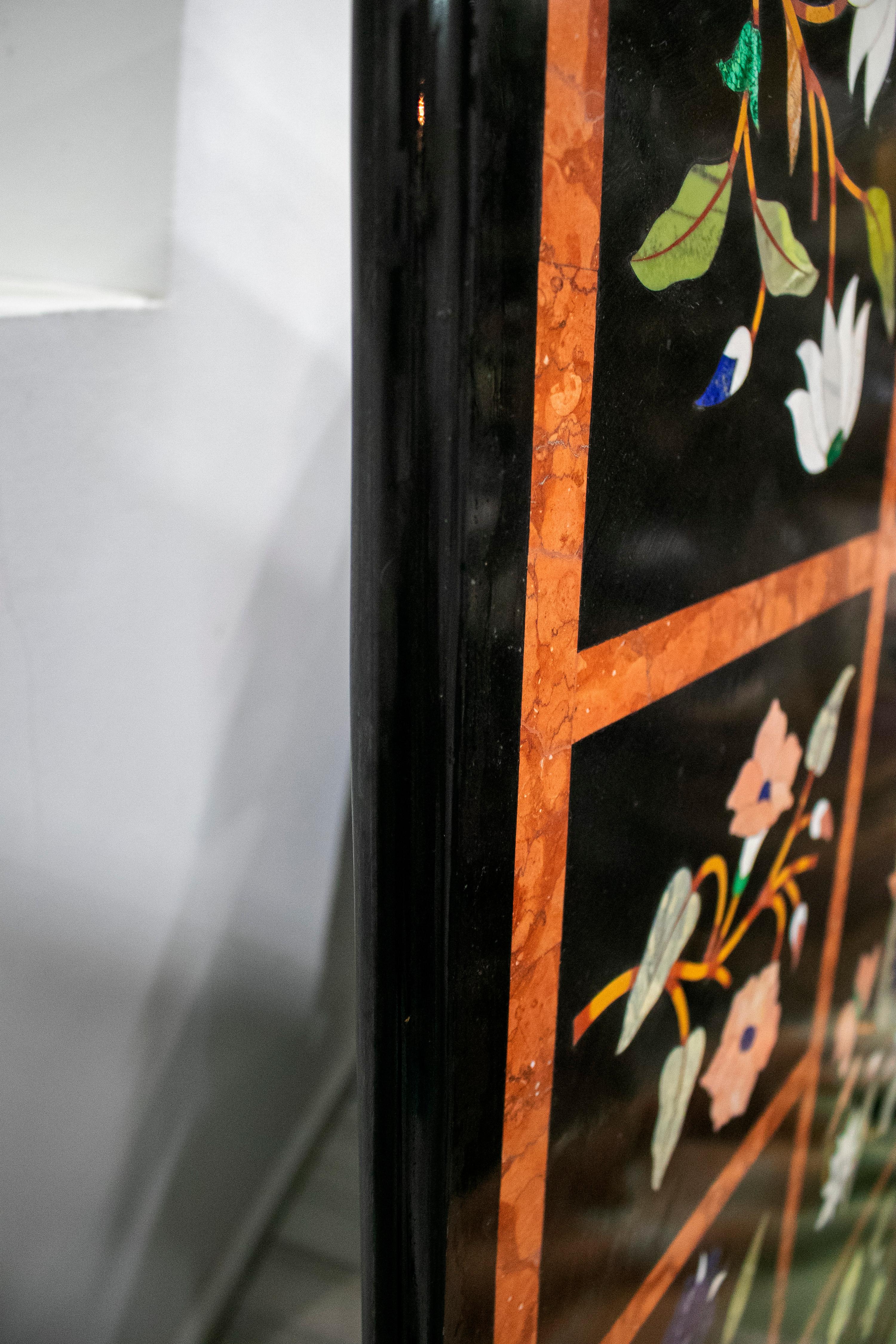 Italienische Pietre Dure-Stein-Tischplatte mit Ornament-Blumenschmuck (Europäisch) im Angebot