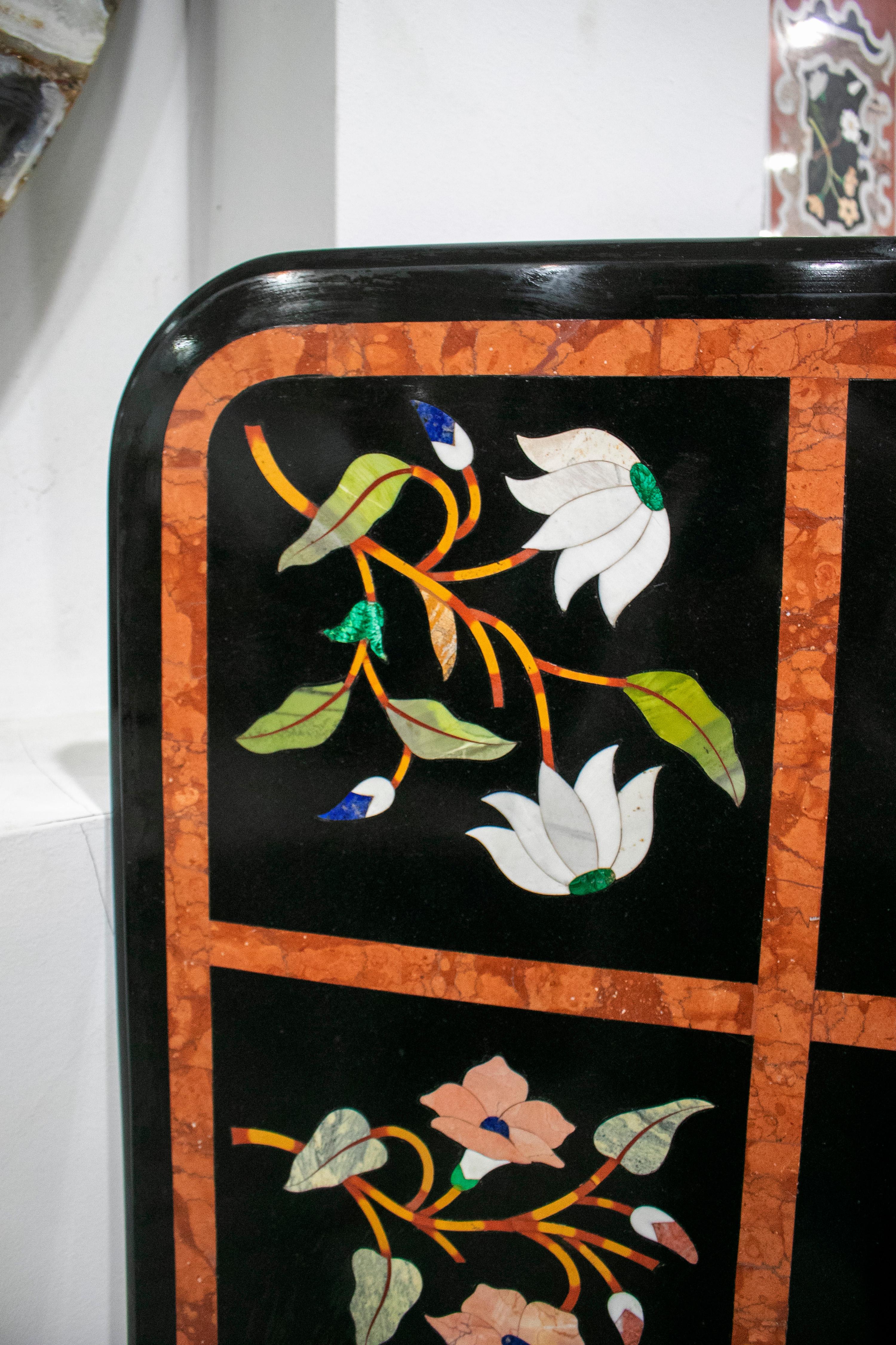 Italienische Pietre Dure-Stein-Tischplatte mit Ornament-Blumenschmuck im Zustand „Gut“ im Angebot in Marbella, ES