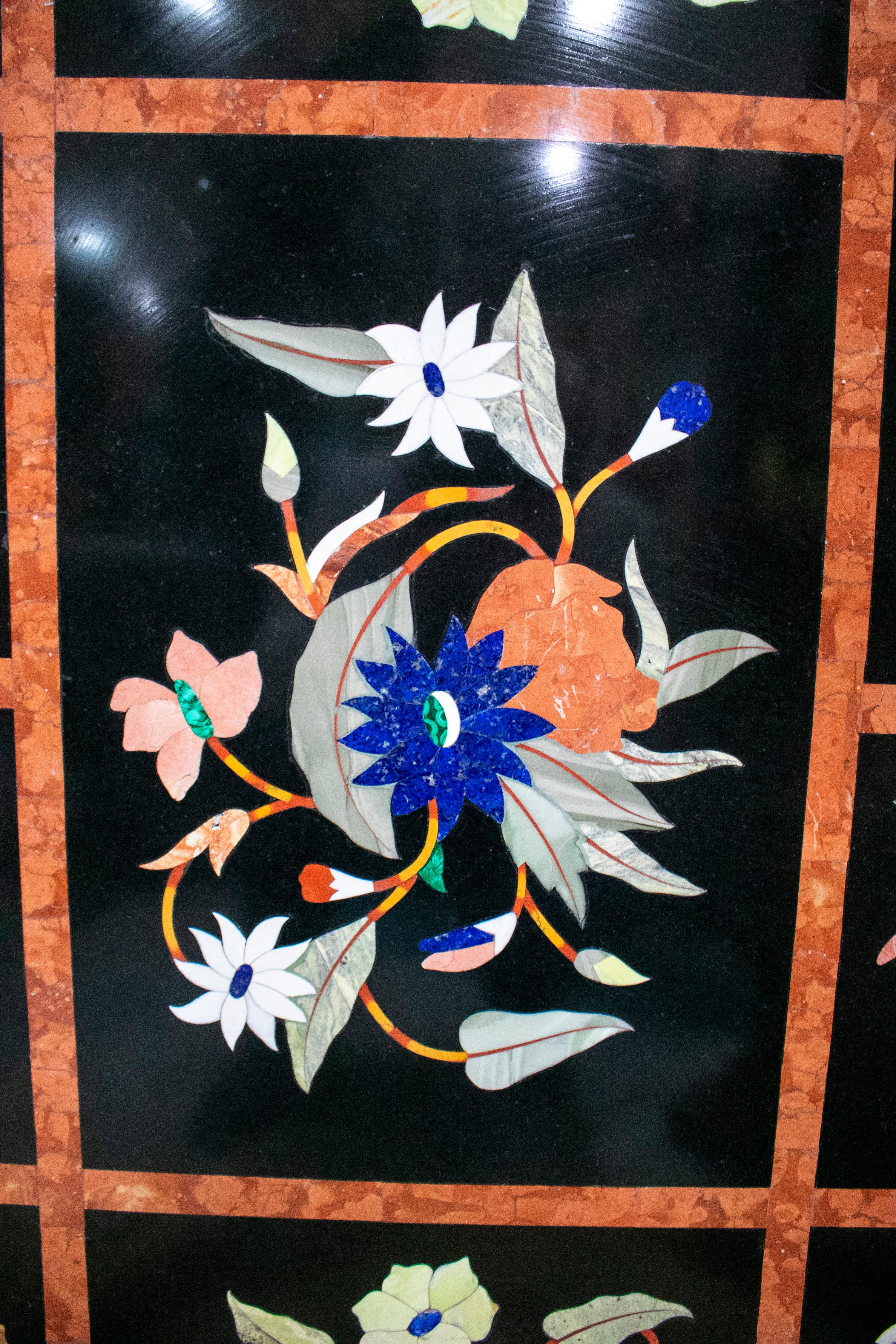 Italian Pietre Dure Inlay Stone Table Top with Ornamental Flower Decorations In Good Condition For Sale In Marbella, ES