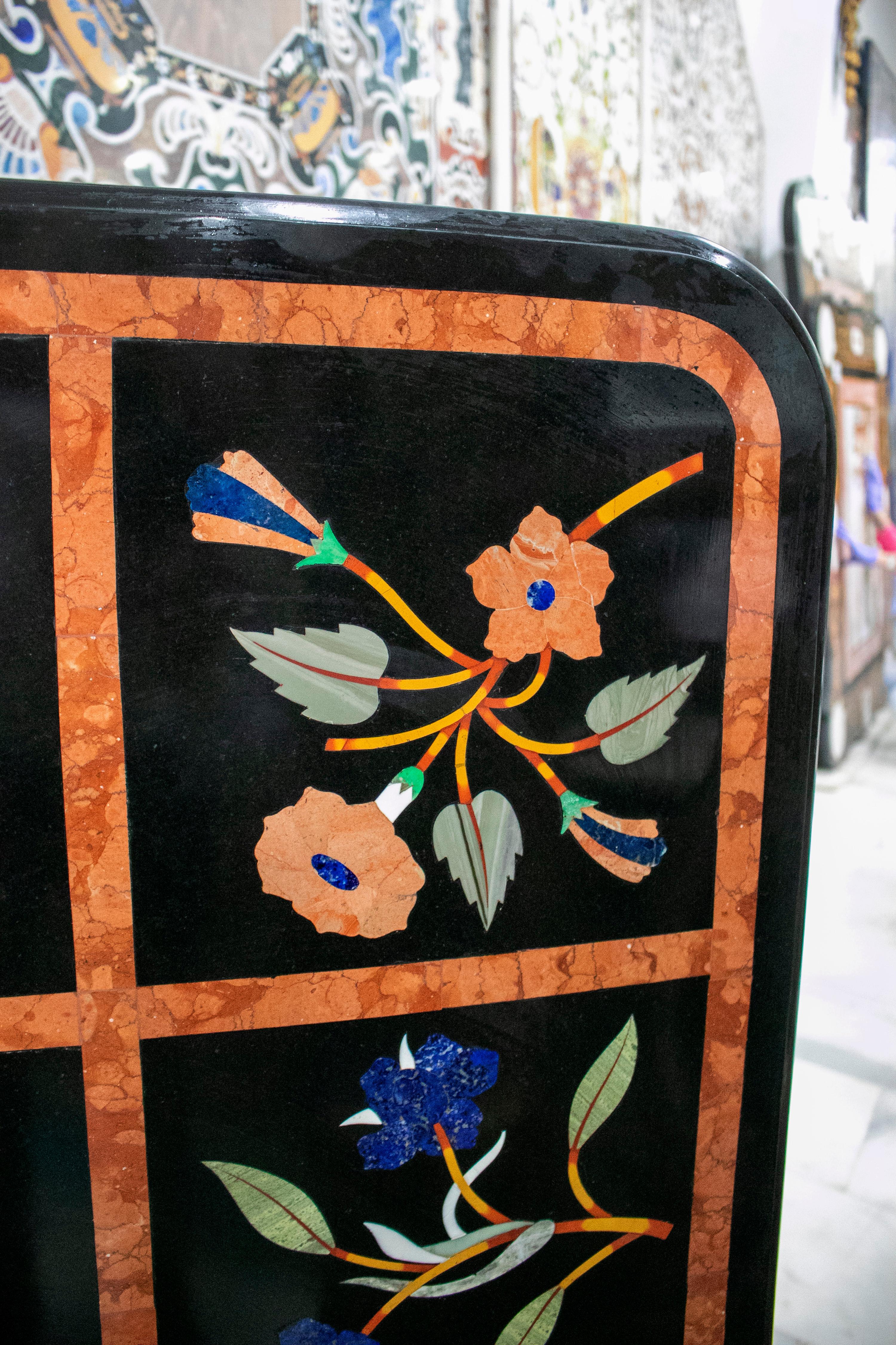Italienische Pietre Dure-Stein-Tischplatte mit Ornament-Blumenschmuck im Angebot 3