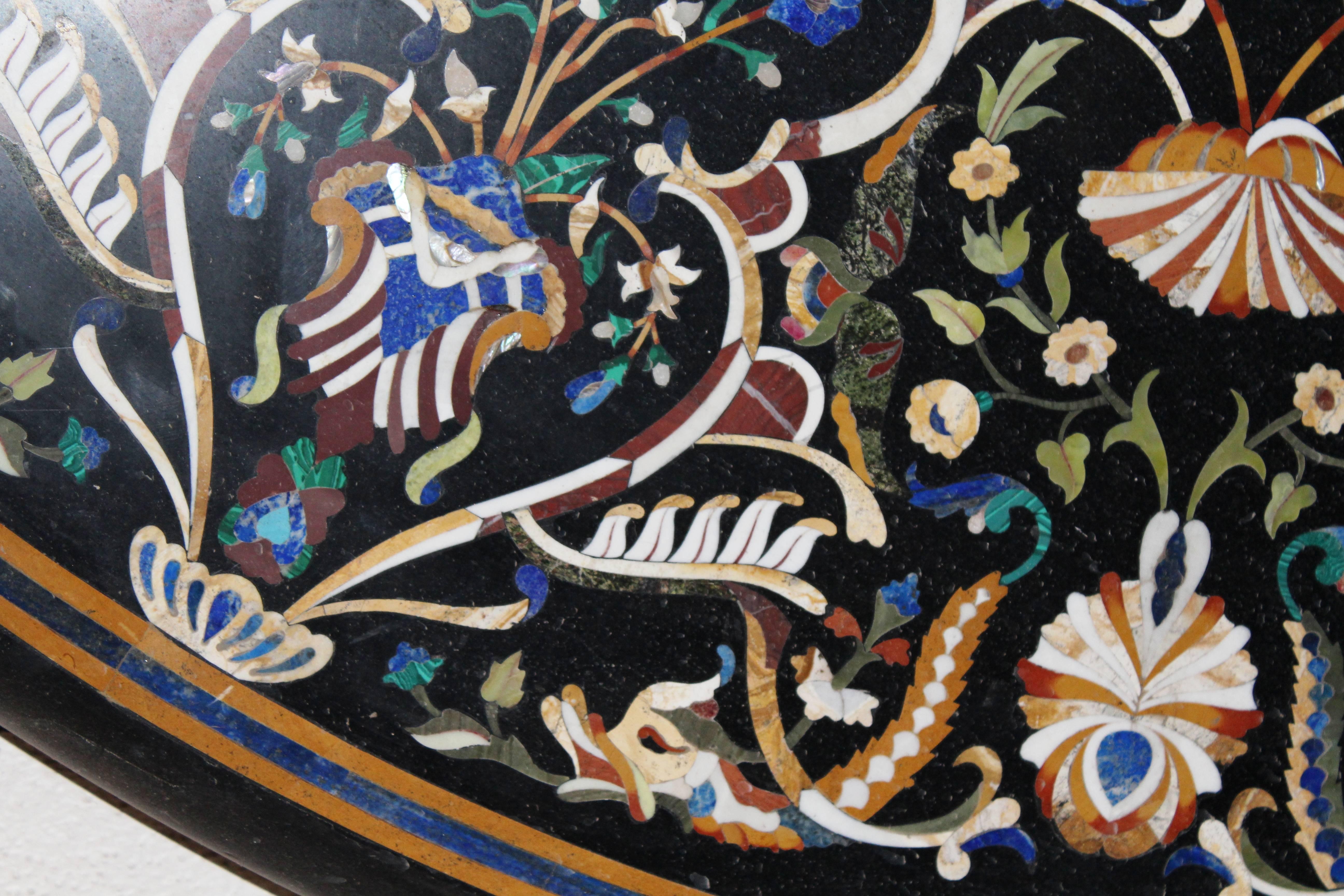Plateau de table en mosaïque de marbre noir incrusté de pierres semi-précieuses Pietre Dure italienne Bon état - En vente à Marbella, ES