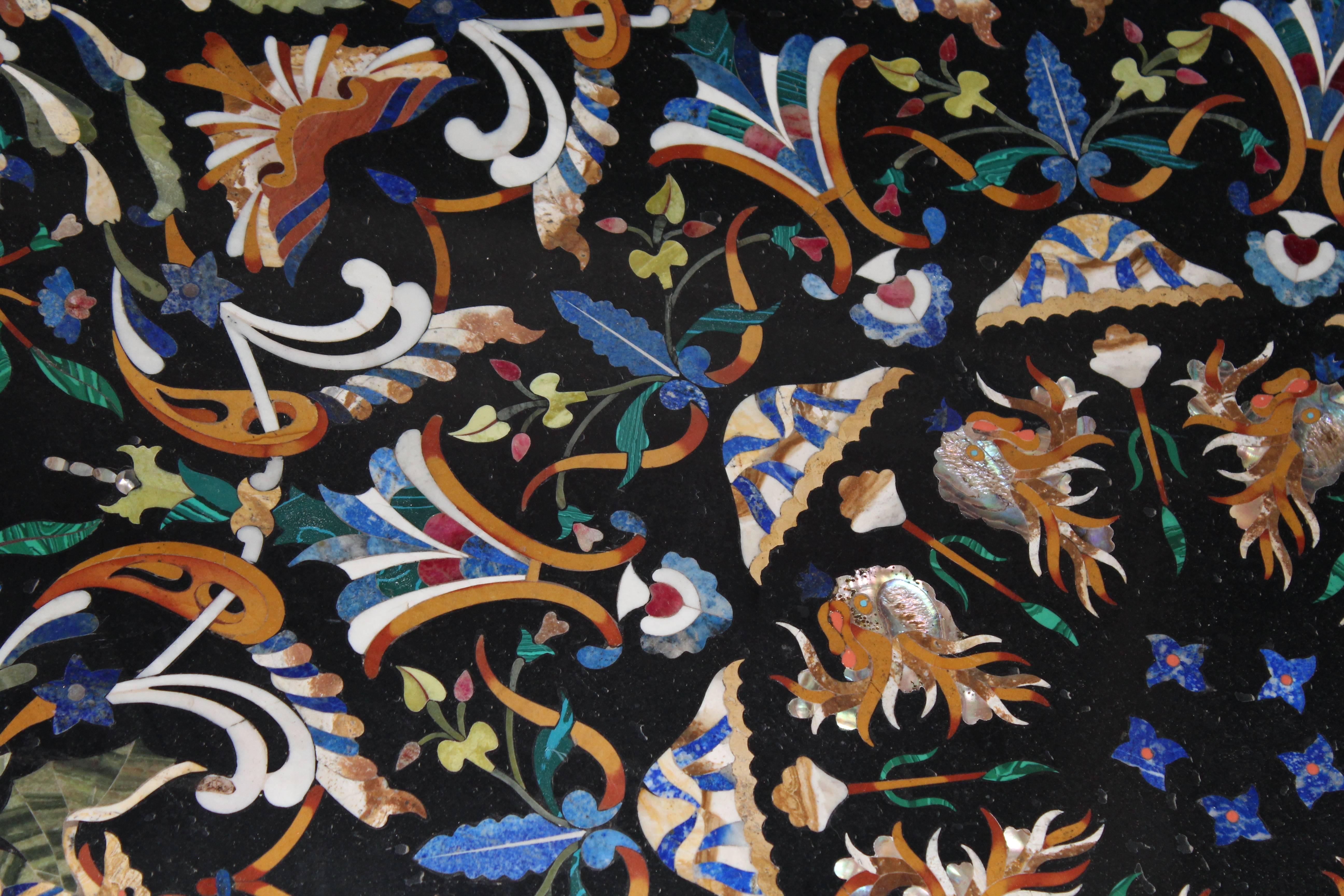 Plateau de table en mosaïque de marbre noir incrusté de pierres semi-précieuses Pietre Dure italienne en vente 1