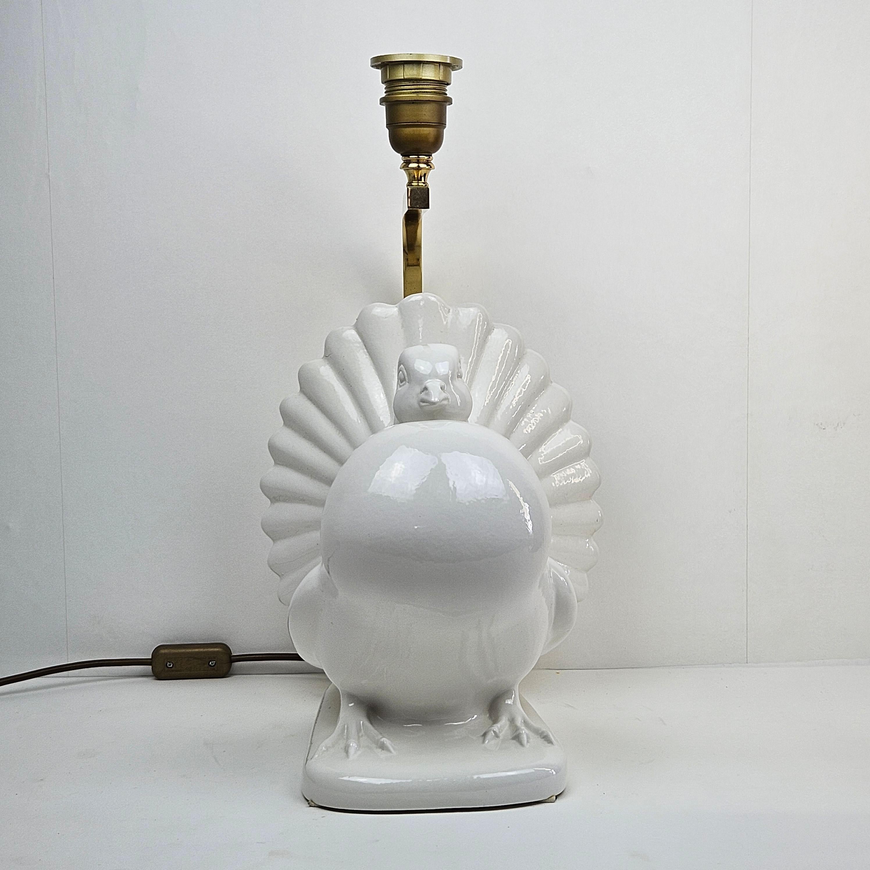Beautiful and rare table porcelain lamp with a pigeon.
This lamp is fabricated in Italy in the 70's.

Very nice made from porcelain with a brass lamp holder.

It is marked under the foot and on the brass (see the pictures).

It is excluded a lamp