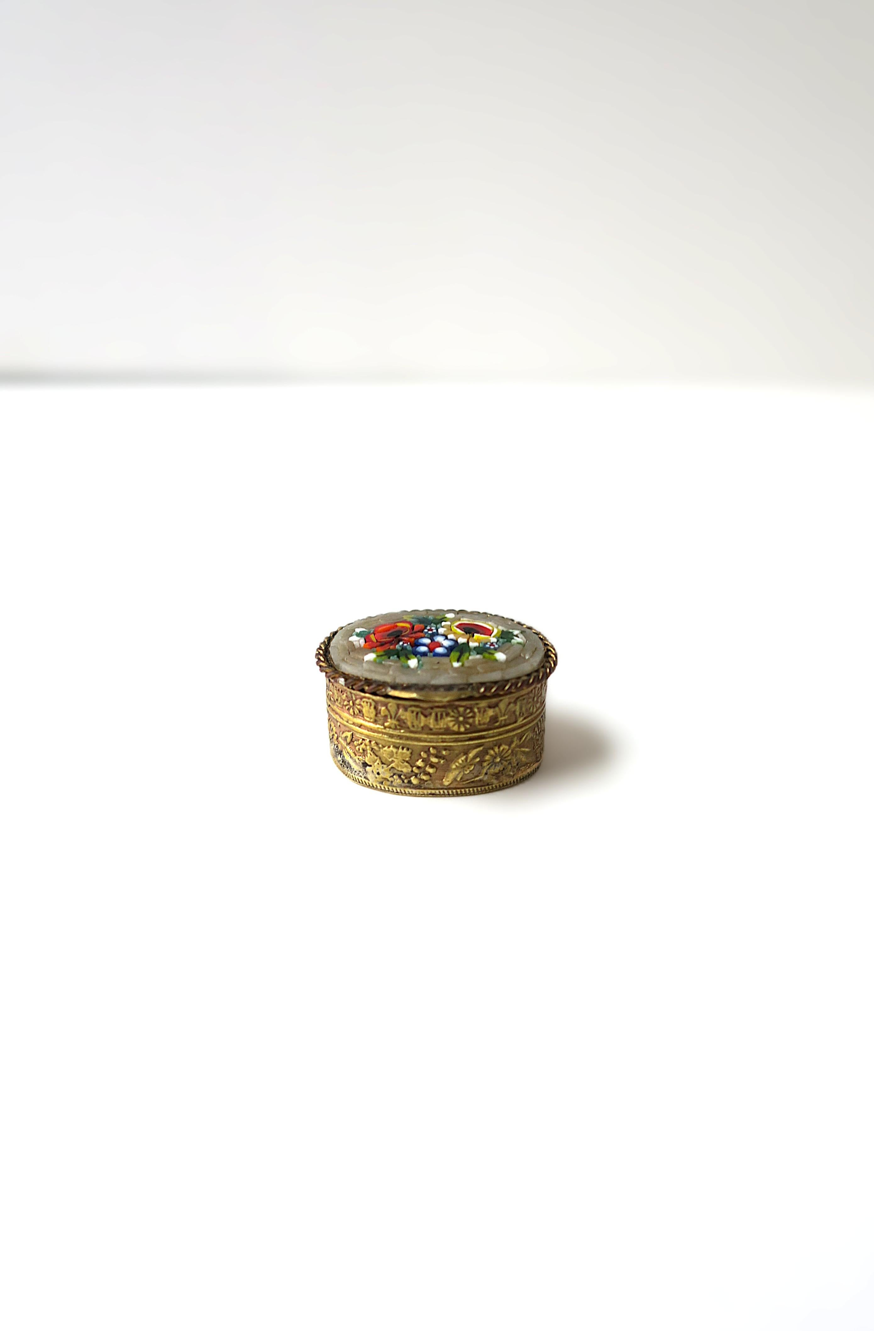 Italian Pill Box Micro Mosaic Millefiori im Zustand „Gut“ im Angebot in New York, NY